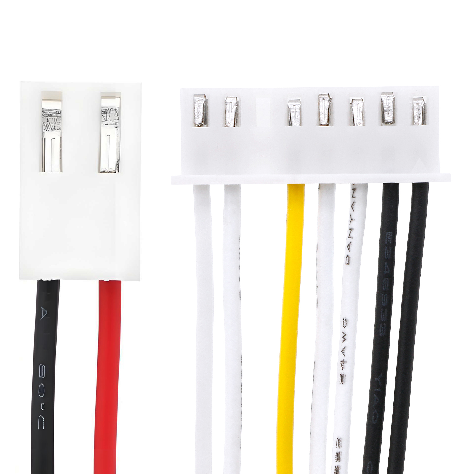 Zbliżenie białego złącza z przewodami. Przewody są czarne, czerwone, białe, żółte i czarne. Widoczne są srebrne piny złącza.