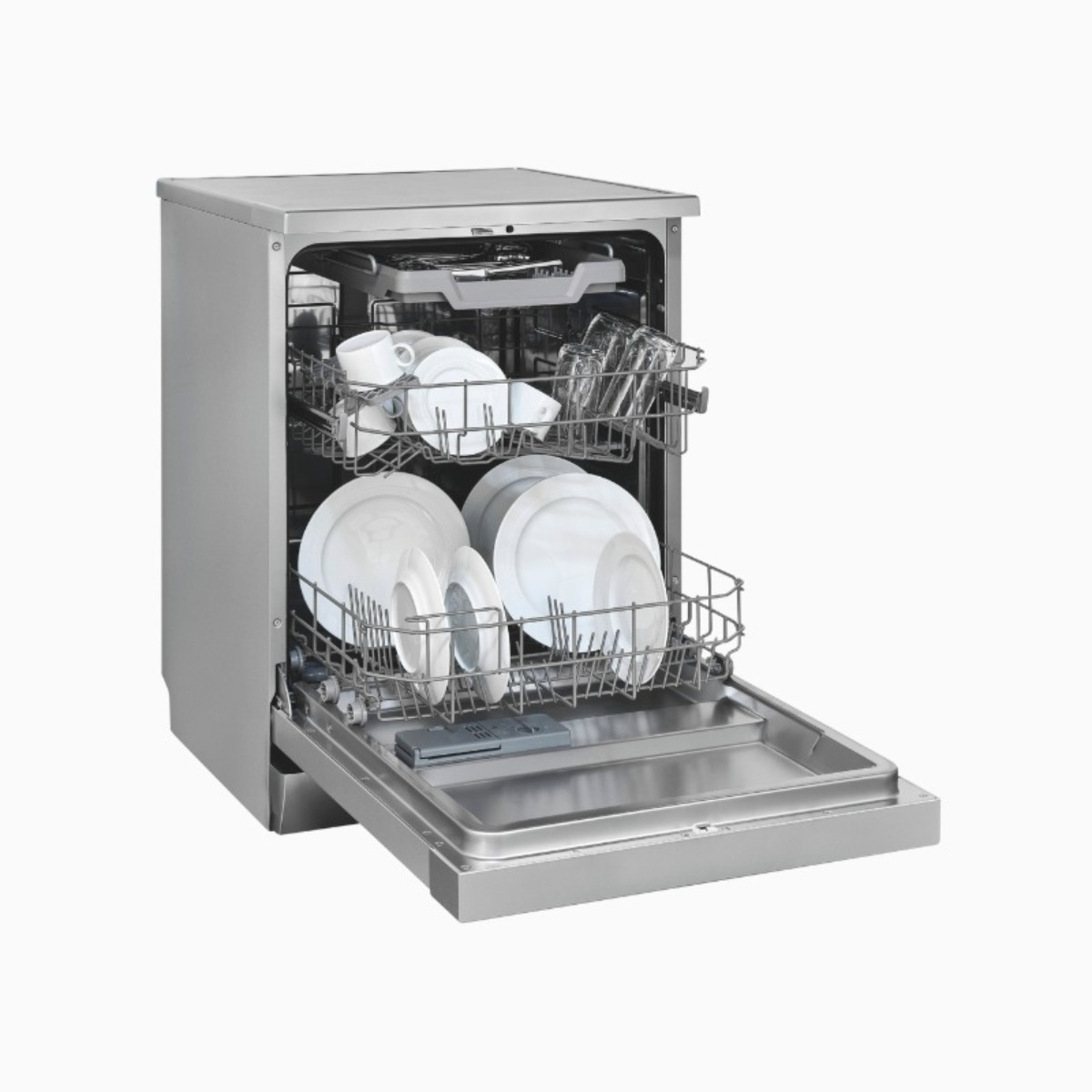 Un lavavajillas de acero inoxidable con la puerta abierta, lleno de platos, tazas y vasos blancos. Dentro del electrodoméstico.