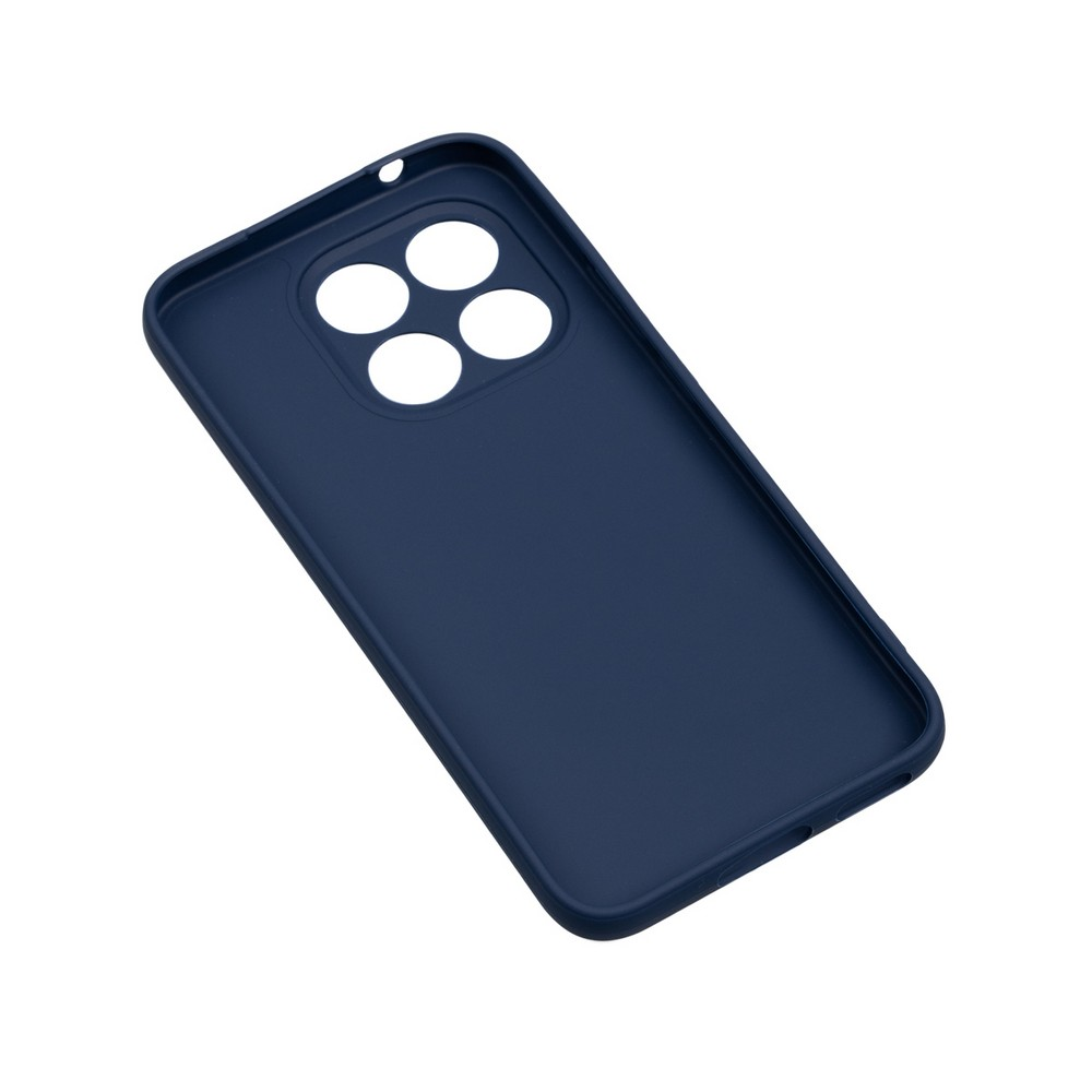Koyu mavi telefon kılıfı. Kamera ve flaş için delikleri var. Kılıf beyaz bir arka plan üzerinde, sağa doğru eğimli.