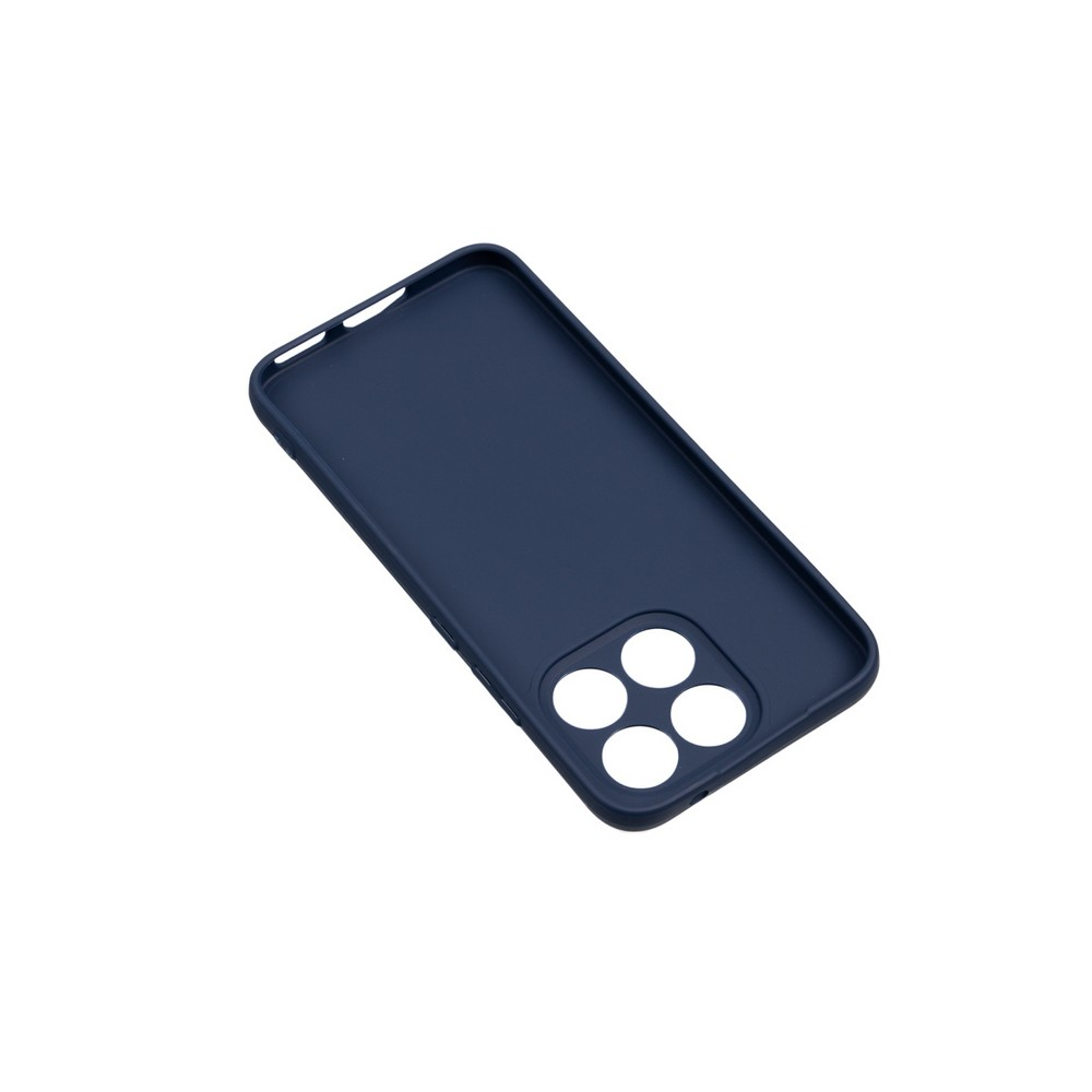 Lacivert bir telefon kılıfı beyaz bir yüzeyde açılı duruyor. Kamera delikleri ve üst kısımda açıklıkları var.