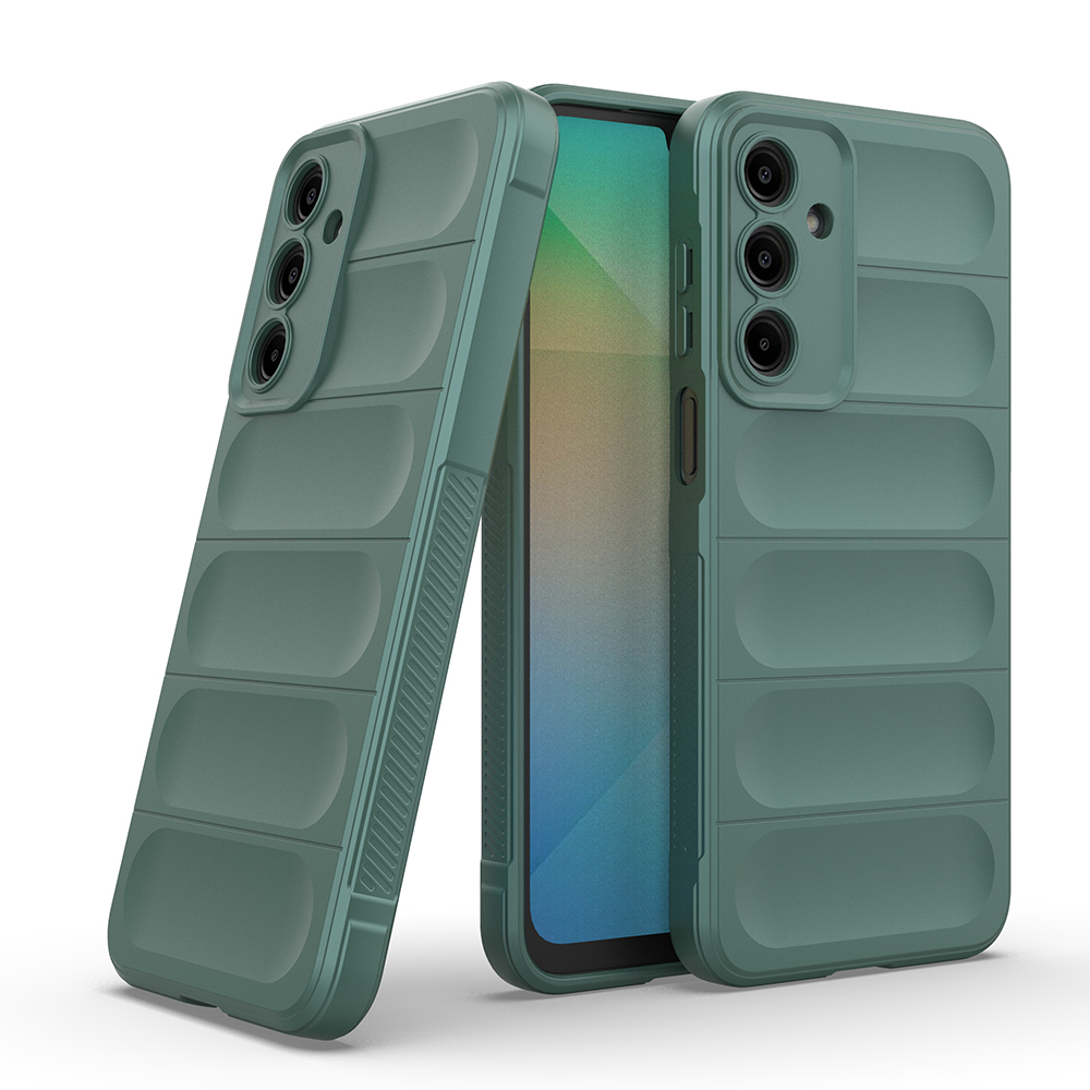 Üç yeşil telefon kılıfı ve bir telefon sergileniyor. Kılıflar dokulu bir tasarıma ve kamera kesiklerine sahip. Telefonun ekranı görülebilir.