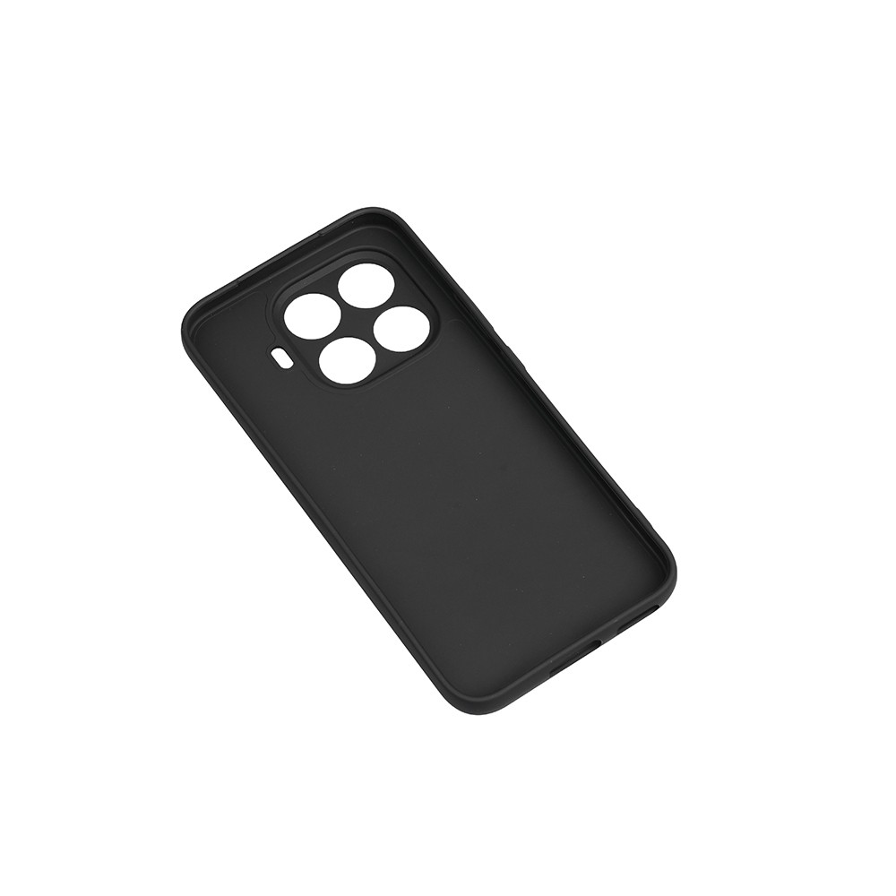 Siyah bir telefon kılıfı beyaz bir yüzeyde açılı duruyor. Dört dairesel kamera kesimi ve pürüzsüz bir dokusu var.