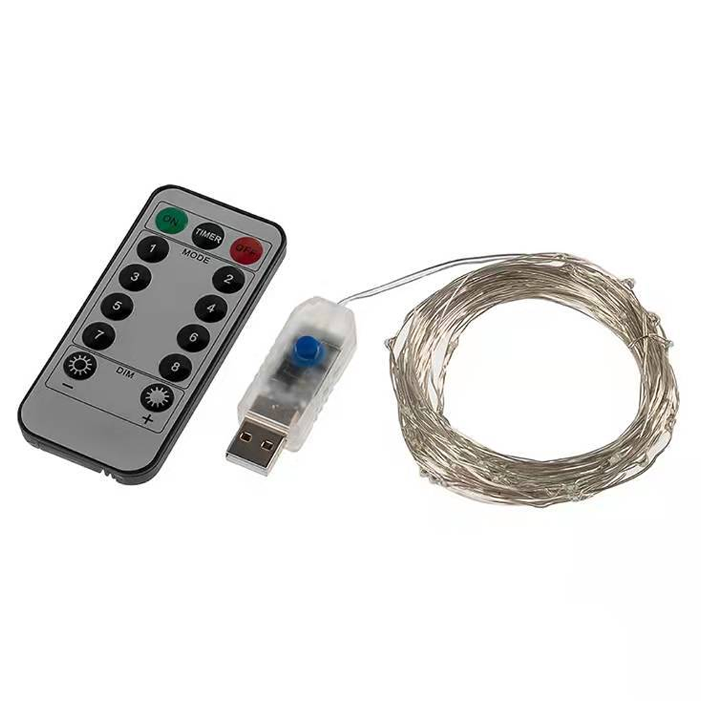 Fernbedienung, USB-Anschluss und Lichterkette. Fernbedienung mit Tasten für Zahlen, Timer, Dimmen und Ein/Aus. Lichterkette aufgerollt.