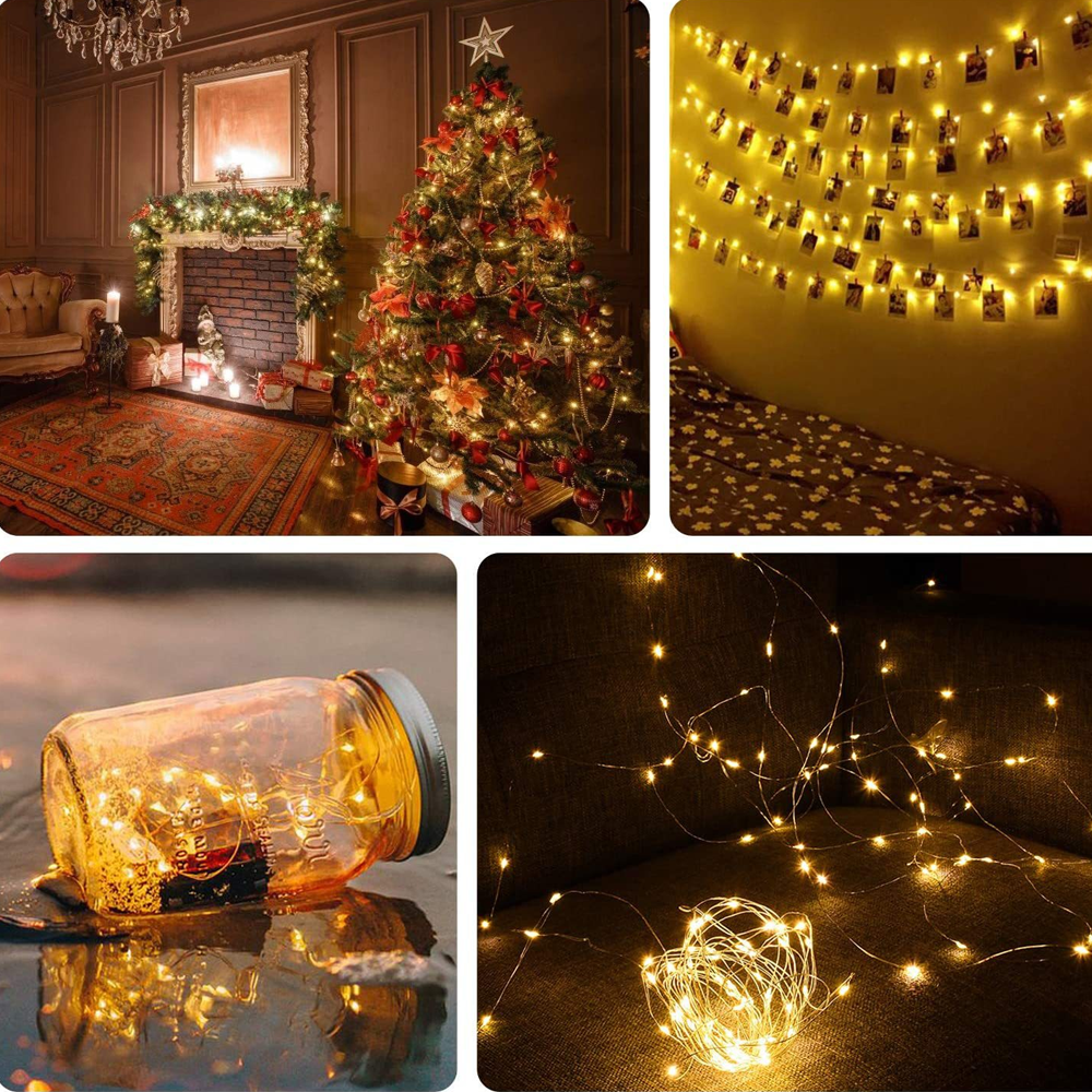 Ein geschmückter Weihnachtsbaum, Lichterketten, ein beleuchteter Kamin und ein Einmachglas mit Lichtern schaffen eine festliche Atmosphäre.