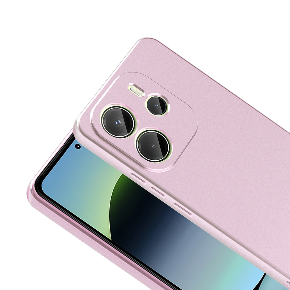 Üç kamera lensi olan pembe bir telefon kılıfının yakın çekimi. Ekran, açık mavi ve yeşil bir degrade gösteriyor.