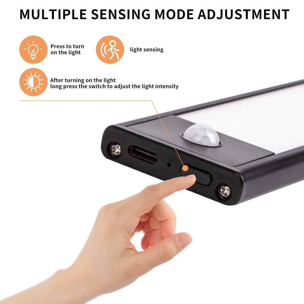 Hand drückt Knopf an schwarzem Licht. Text zeigt verschiedene Sensormodi an. Licht mit Sensor oben. Anweisungen links.