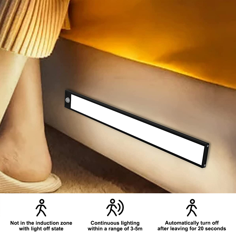 Bein und Fuß einer Person in der Nähe einer Wand mit Licht. Das Licht ist schwarz mit weißem Licht in der Mitte.