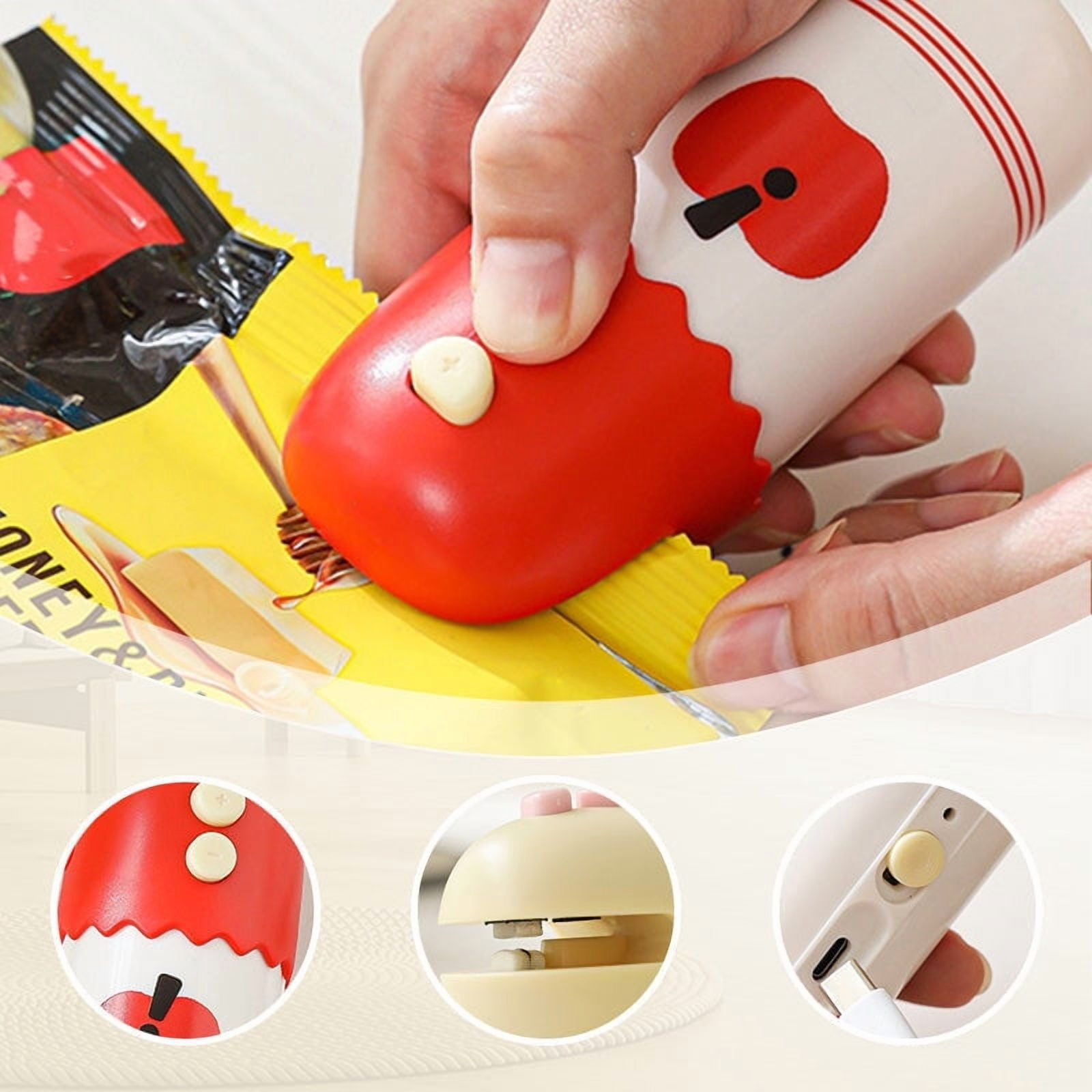 Eine Hand hält ein rot-weißes Gerät und verschließt einen Snackbeutel. Das Gerät hat ein Apfeldesign. Der Hintergrund ist unscharf.