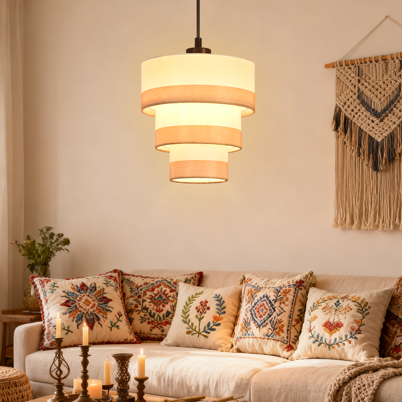 Warstwowa lampa wisząca wisi nad sofą z wzorzystymi poduszkami. Świece i dekoracja ścienna dopełniają przytulną scenerię.
