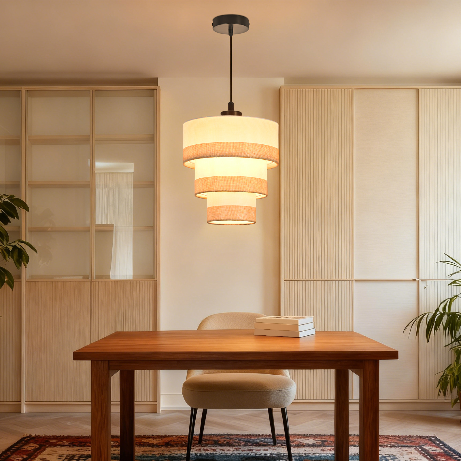 Jadalnia ze drewnianym stołem, krzesłem i lampą wiszącą. Szafki i rośliny w tle.