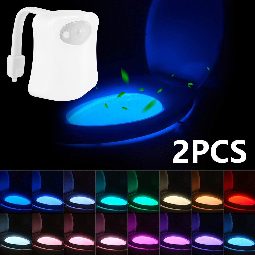 Ein weißes Toilettenlicht mit Sensor ist an einer Toilette installiert. Die Farbe des Lichts kann geändert werden. Der Text '2PCS' ist sichtbar.