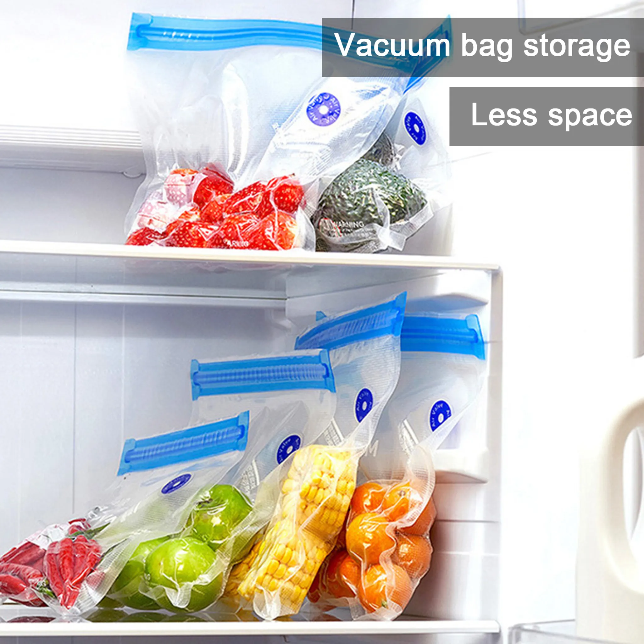 Ein Kühlschrank zeigt vakuumversiegelte Beutel mit Obst und Gemüse wie Erdbeeren, Paprika, Zitronen, Orangen und Mais.