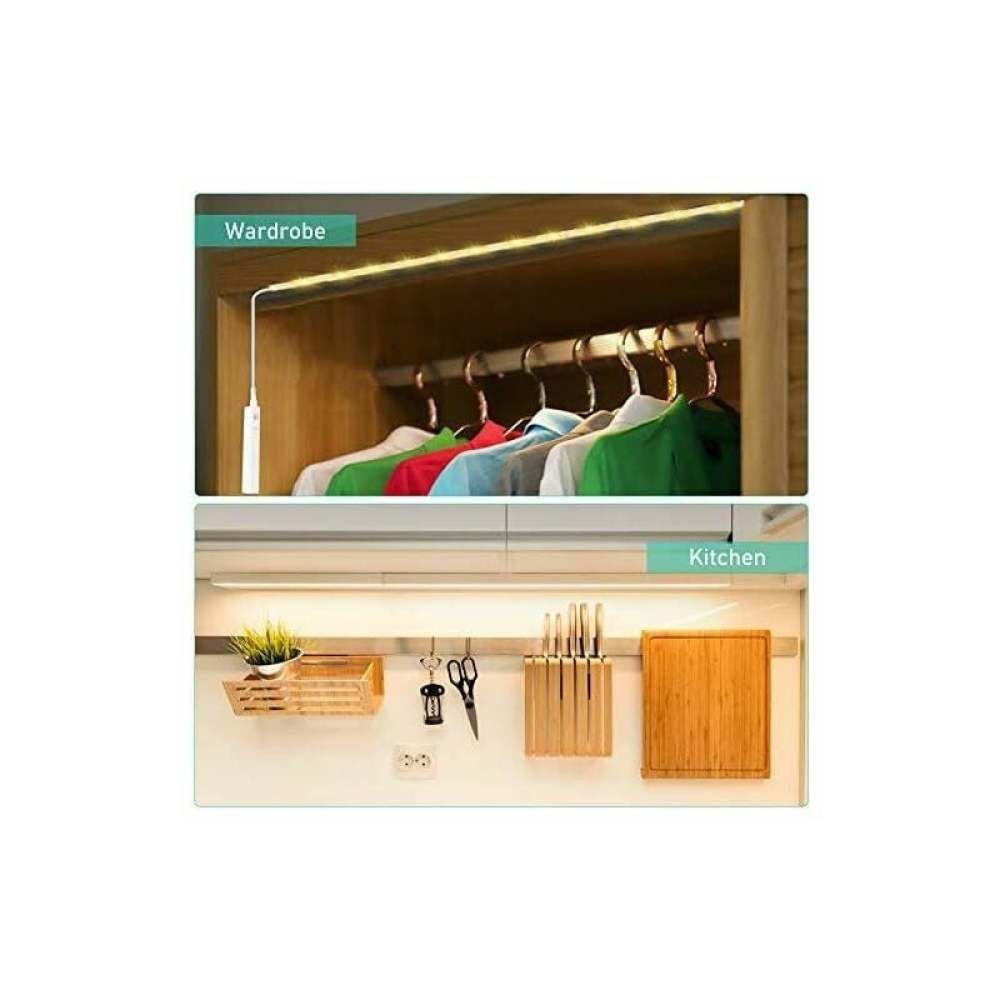Das Bild zeigt einen Kleiderschrank mit Kleidung und eine Küche. Der Kleiderschrank hat Kleidung an Kleiderbügeln. Die Küche hat ein Schneidebrett und Messer.