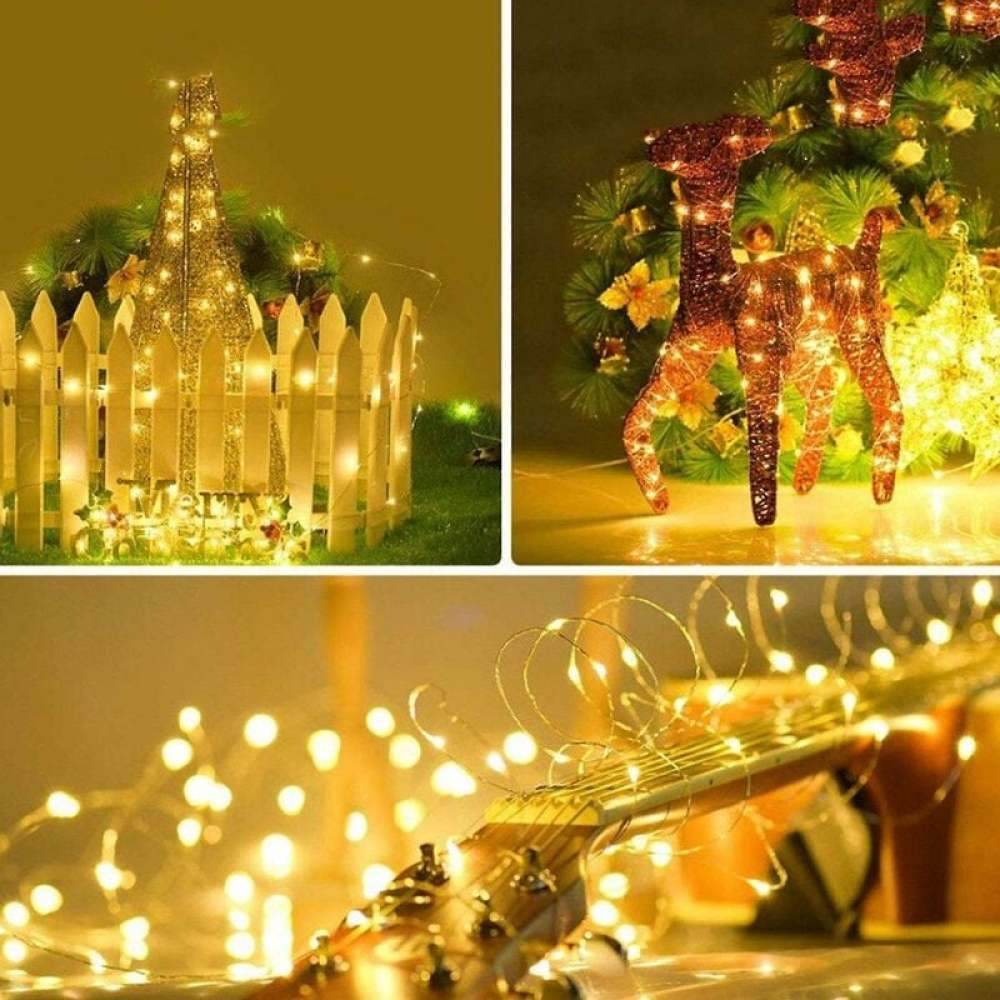 Das Bild zeigt Weihnachtsdekorationen: ein Rentier, ein Weihnachtsbaum und eine Gitarre, alle mit festlichen Lichtern geschmückt.