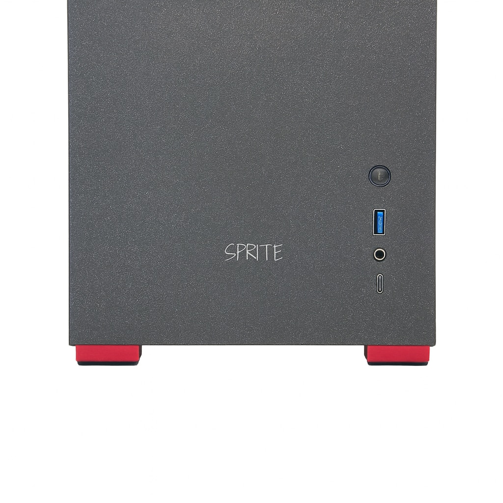 Ciemnoszara obudowa komputera z czerwonymi nóżkami, z przodu napis 'SPRITE'. Posiada porty zasilania i USB.