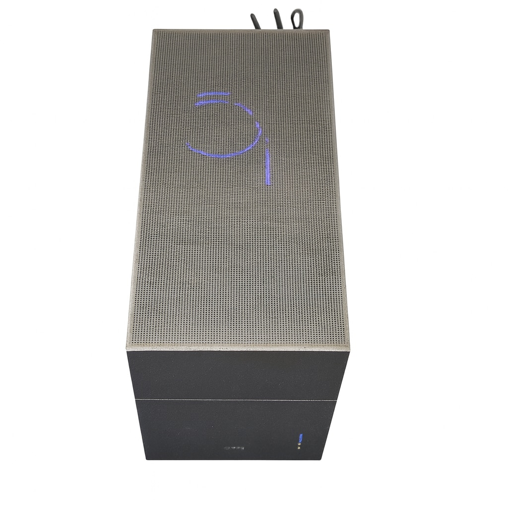 Ciemnoszary głośnik z perforowaną górą, niebieskim symbolem '9' i czarną podstawą. Kable wychodzą z góry.