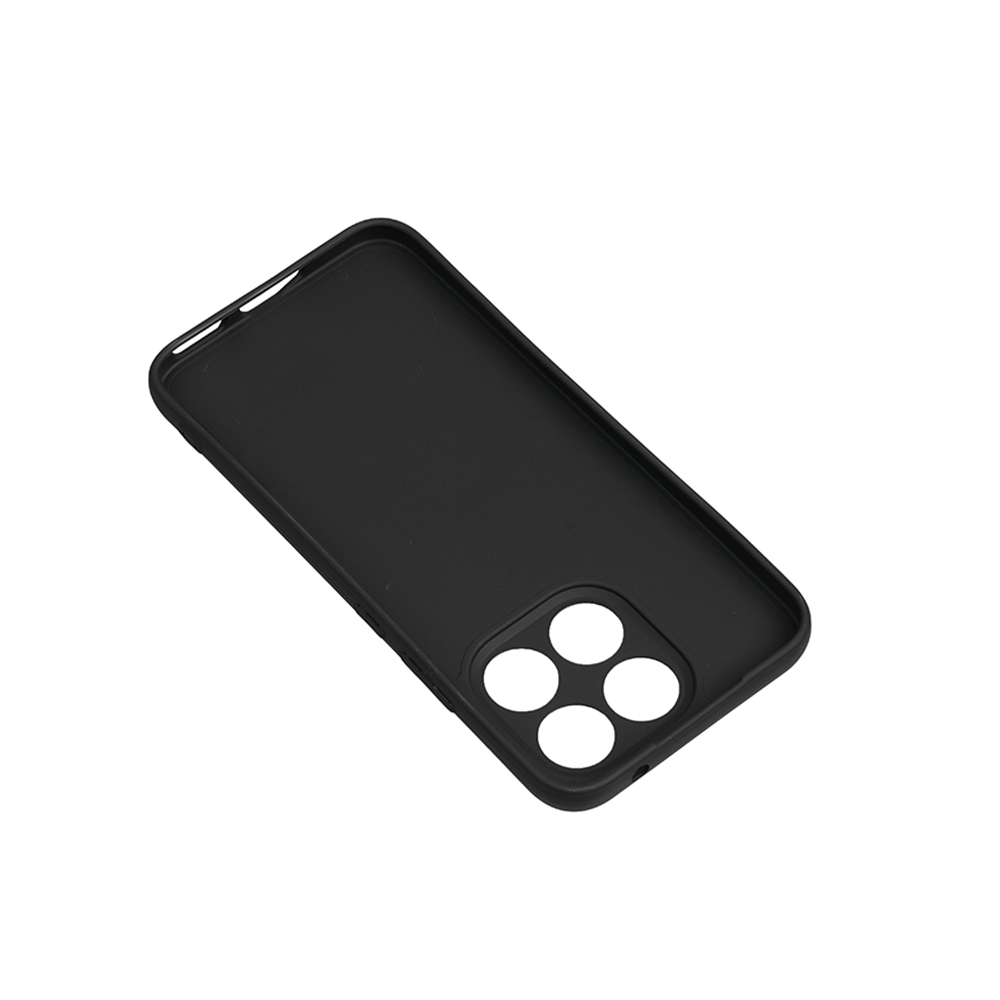 Siyah bir telefon kılıfı beyaz bir yüzeyde açılı duruyor. Dört kamera kesimi ve pürüzsüz bir dokusu var. Kılıf boş.