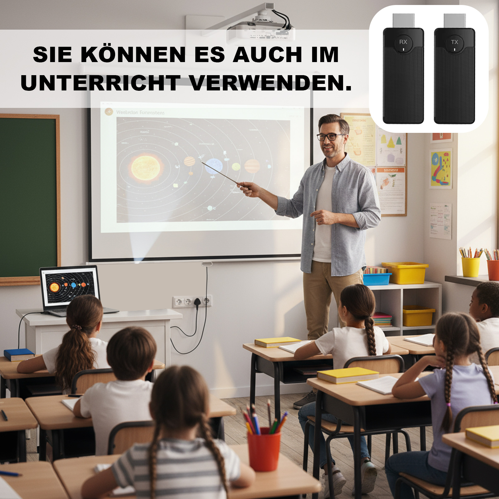 Ein Lehrer zeigt in einem Klassenzimmer auf ein Sonnensystemdiagramm. Schüler sitzen an Schreibtischen. Zwei schwarze USB-Sticks.