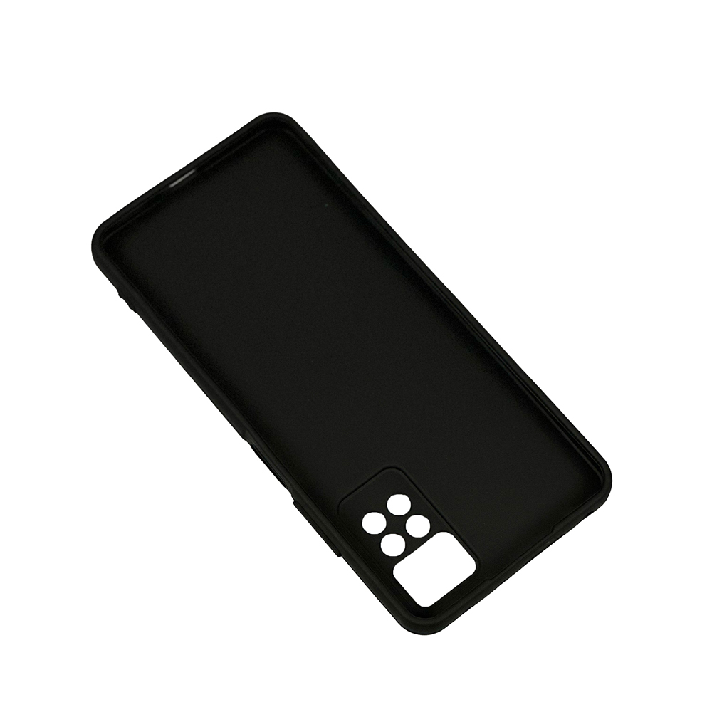 Siyah bir telefon kılıfı. Kamera ve flaş açıklıkları vardır. Kılıf, beyaz bir arka plan üzerinde sağ üst köşeye doğru açılıdır.
