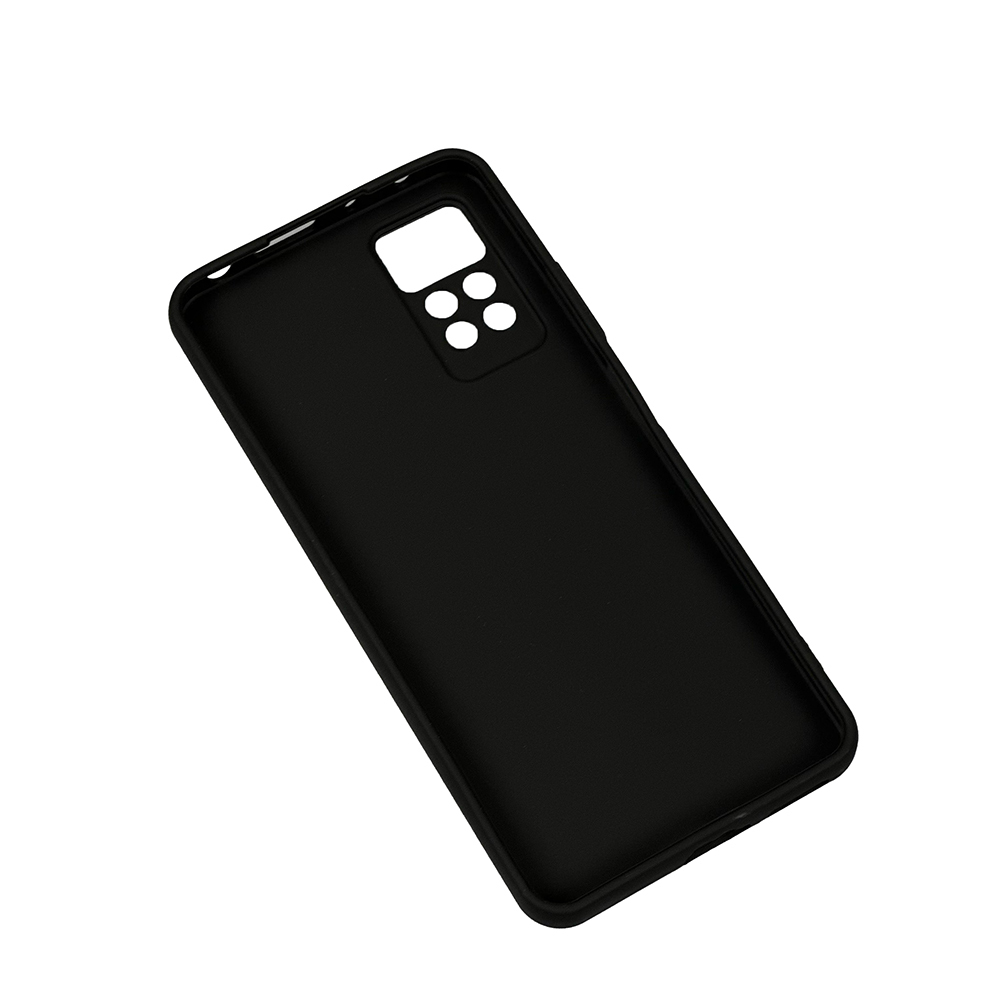 Siyah bir telefon kılıfı, çapraz açıda. Kamera ve diğer özellikler için kesikler bulunur. Arka plan beyazdır.