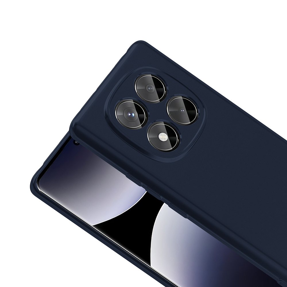 Koyu mavi bir akıllı telefon. Telefonun dört lensli bir kamera çıkıntısı var. Ekran ön planda görünüyor.
