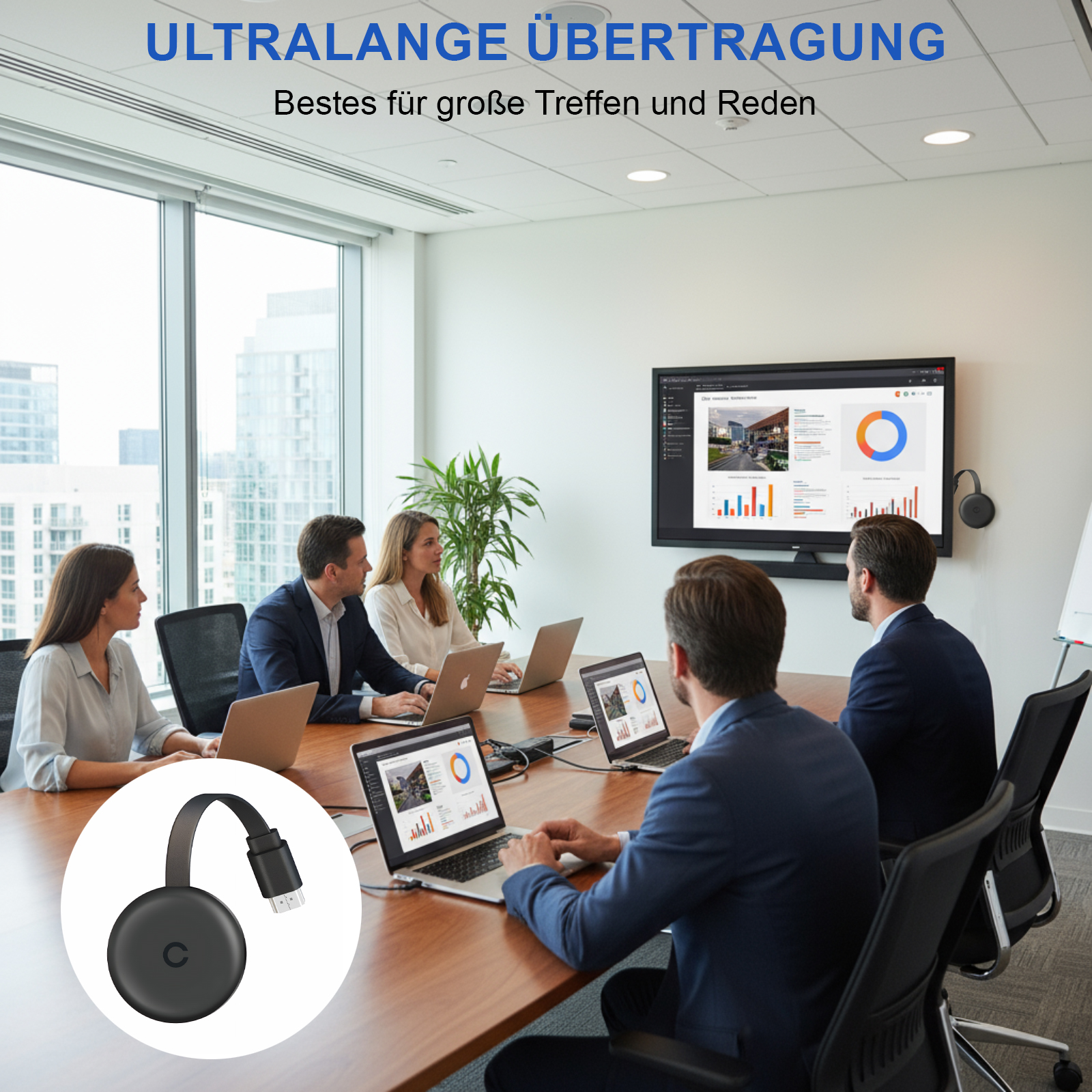 Geschäftstreffen in einem Konferenzraum. Leute benutzen Laptops und schauen auf einen Bildschirm. Ein schwarzes Gerät im Vordergrund.