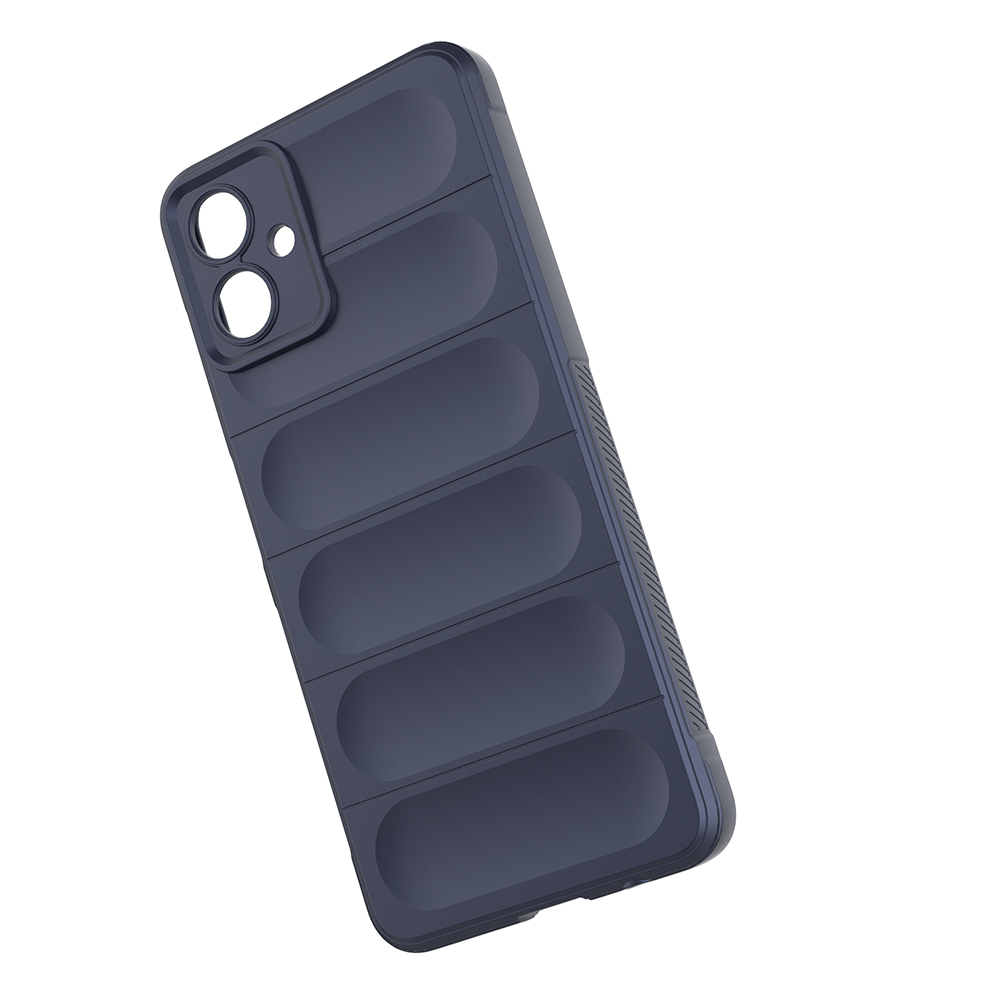 Kabartmalı, dokulu tasarıma sahip koyu mavi bir telefon kılıfı. Kılıfın kamera kesimi var ve beyaz bir arka plan üzerinde açılı duruyor.