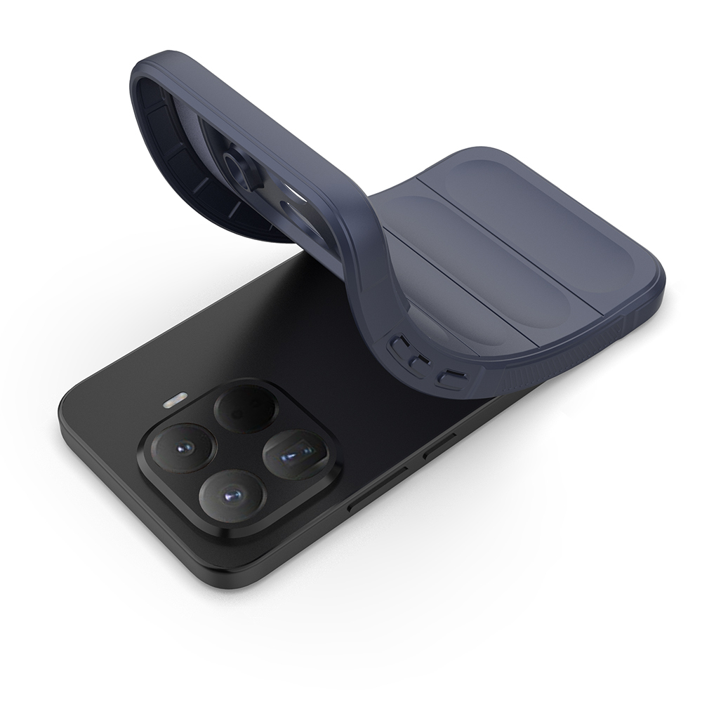 Koyu mavi bir telefon kılıfı, siyah bir akıllı telefona yerleştiriliyor. Kılıf esnek, kamera kesikleri ve yükseltilmiş kenarlara sahip.