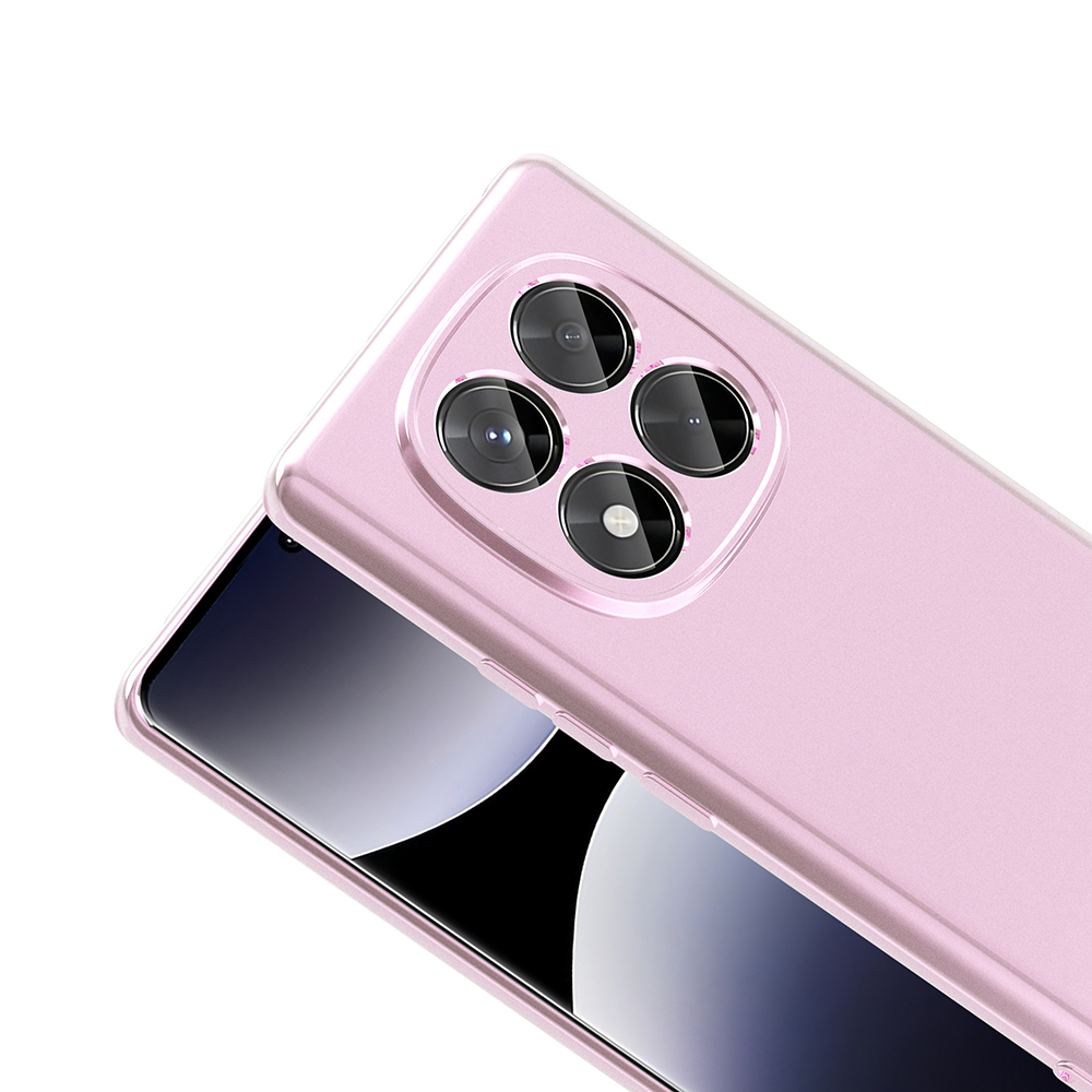 Dört kamera lensi olan pembe bir telefon açılı olarak görüntüleniyor. Ekran siyah, arka plan beyazdır.