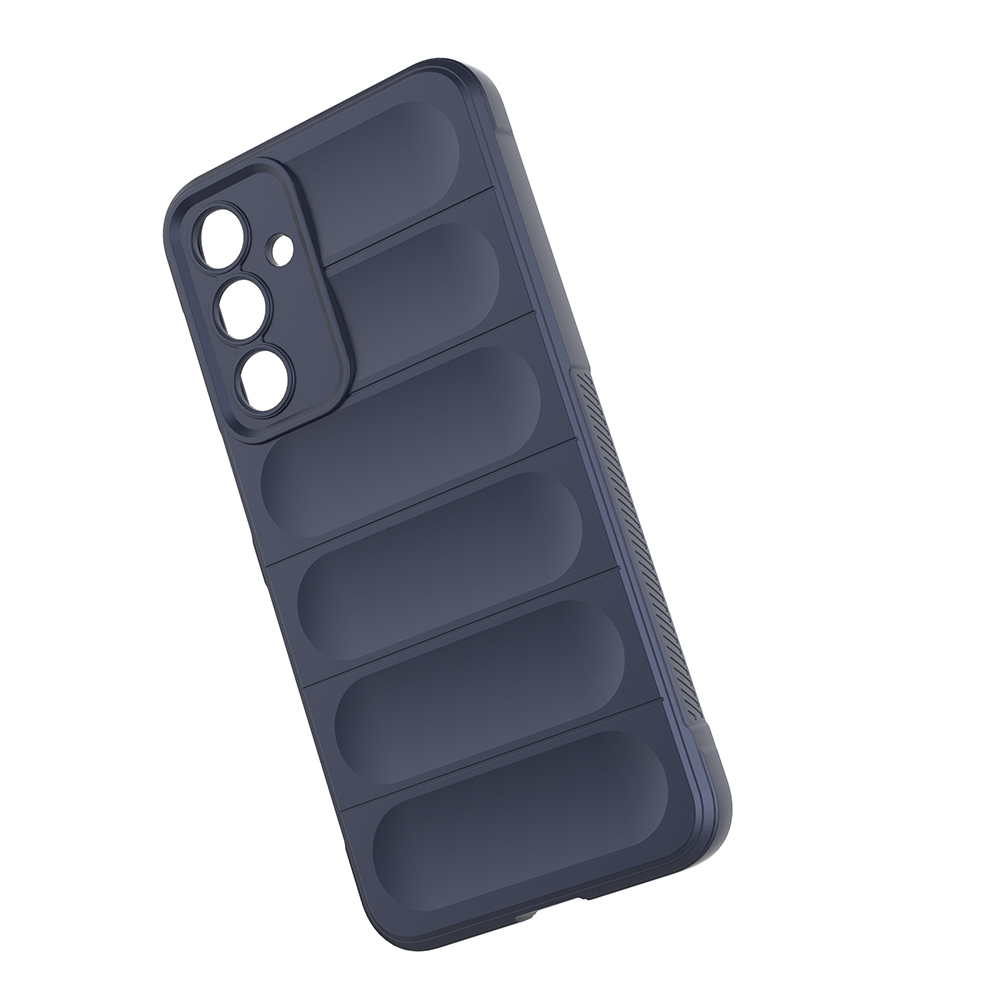 Koyu mavi bir telefon kılıfı. Üç lensli bir kamera kesimi ve yuvarlak dikdörtgen girintilere sahip dokulu bir arka kısma sahiptir.