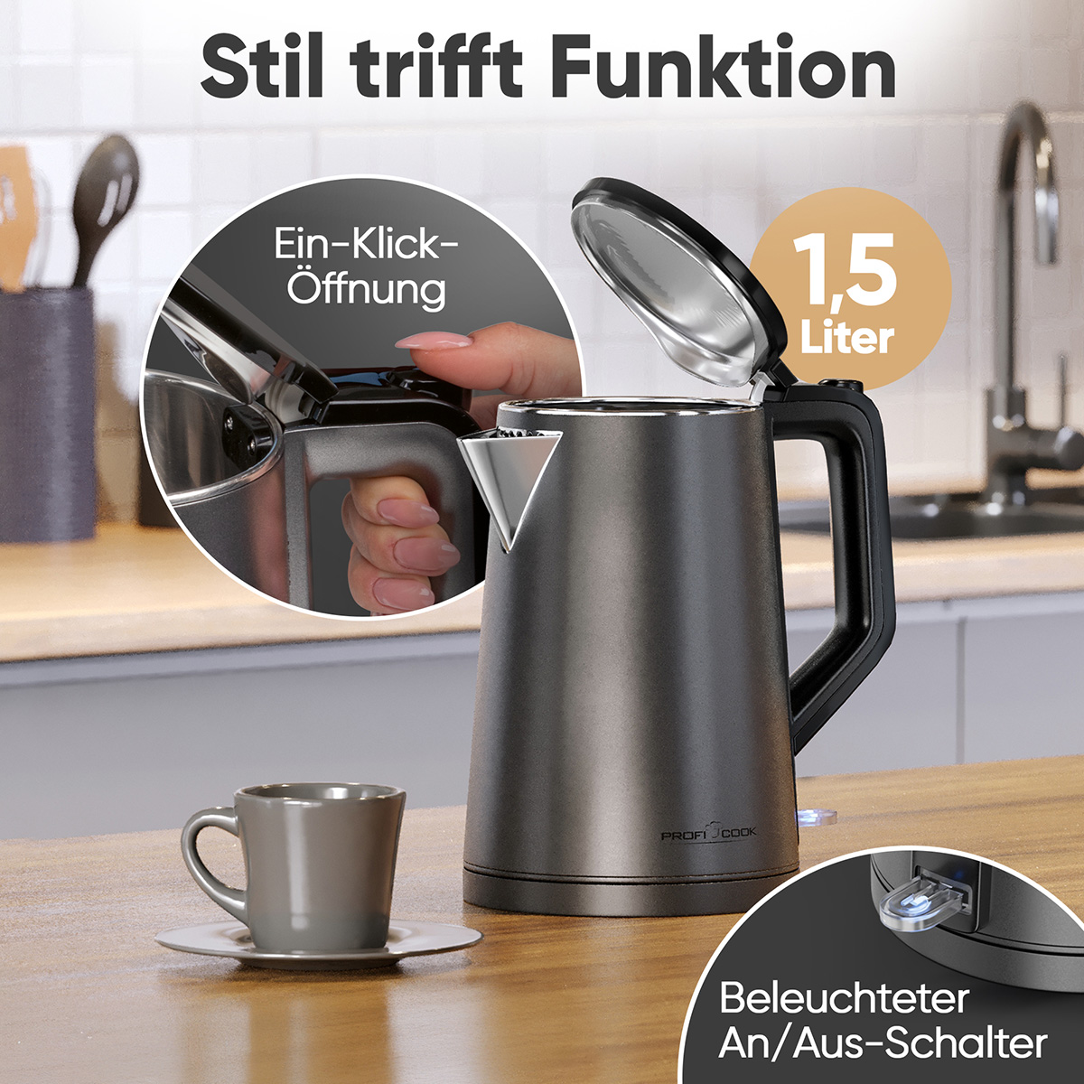 Ein grauer Wasserkocher mit schwarzem Griff und eine Tasse auf einem Holztisch. Details umfassen einen Knopf und einen offenen Deckel.