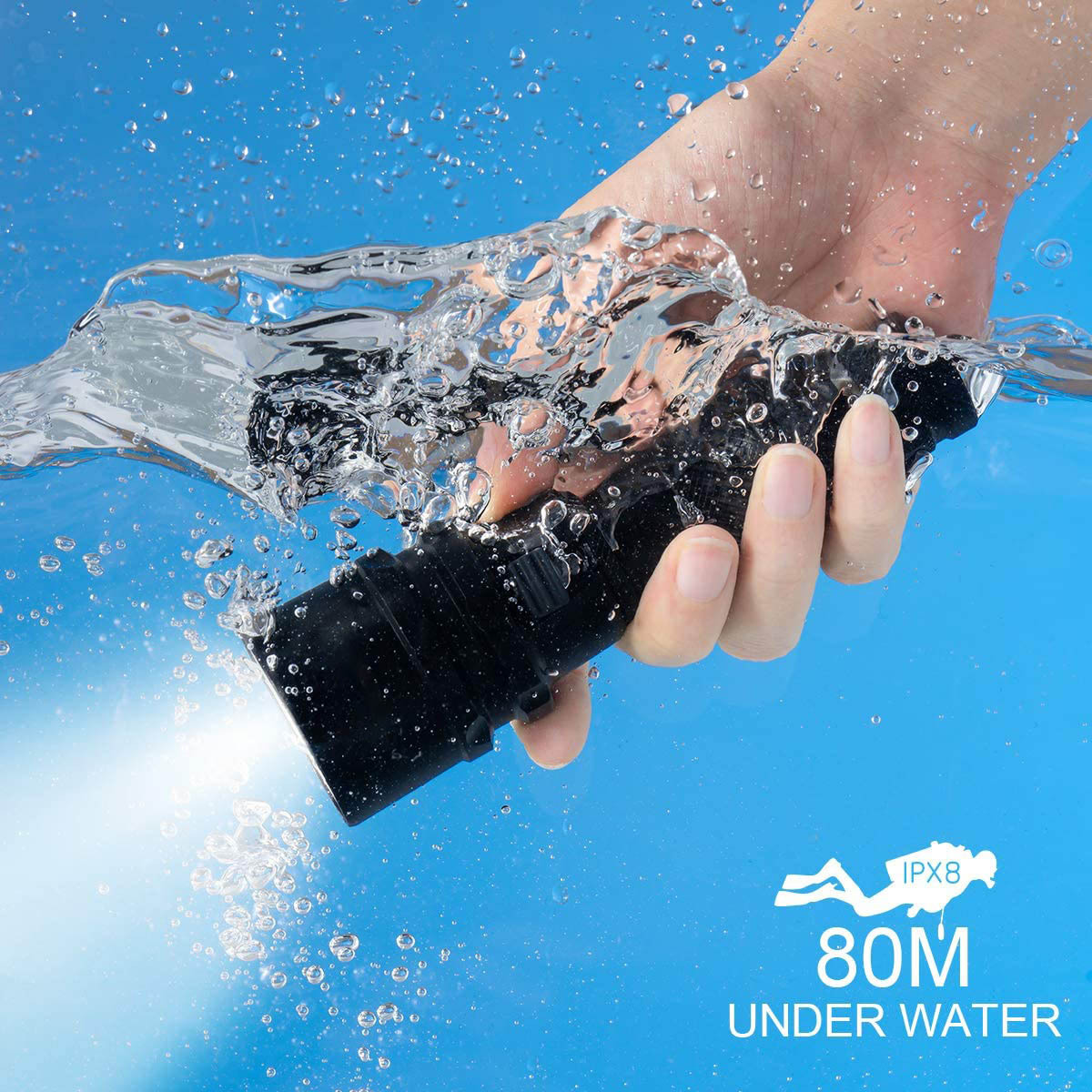 Hand hält eine schwarze Taschenlampe unter Wasser. Wasser spritzt um die Taschenlampe. Text: IPX8, 80M UNTER WASSER.