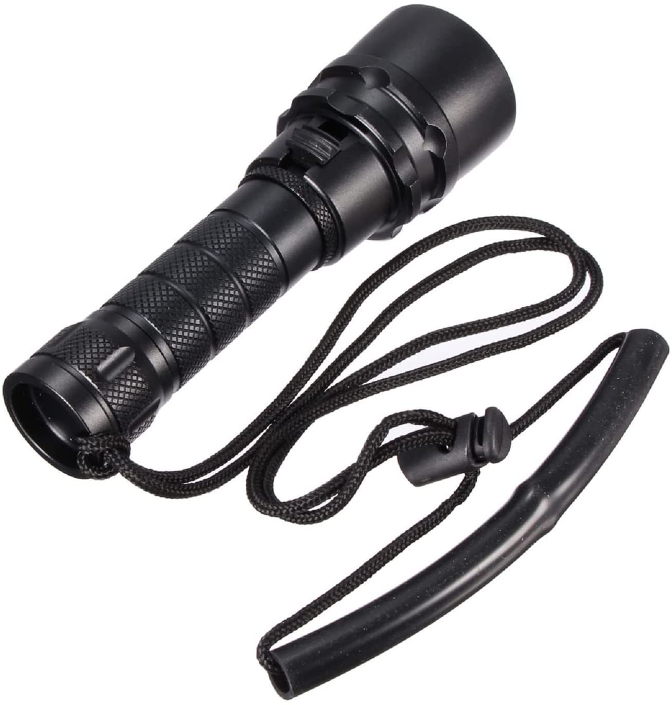 Schwarze Taschenlampe mit strukturiertem Griff und Lanyard. Ein schwarzer Handgelenkriemen ist befestigt. Der Hintergrund ist weiß.