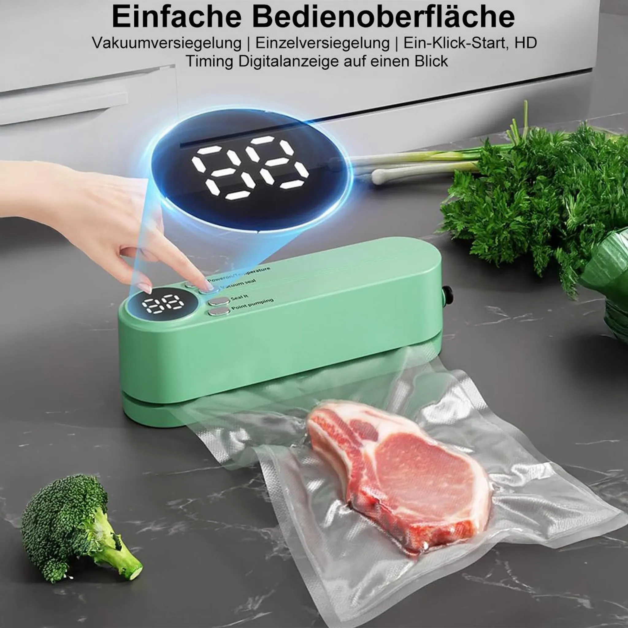 Ein grünes Vakuumiergerät mit einer Hand, die einen Knopf drückt. Ein Stück Fleisch befindet sich in einem versiegelten Beutel. Brokkoli links.