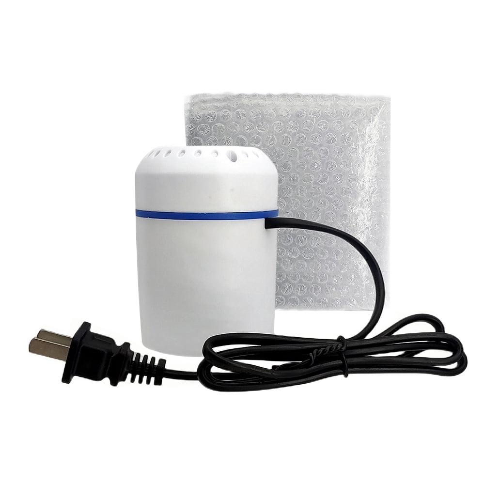 Ein weiß-blaues zylindrisches Gerät mit schwarzem Netzkabel und Stecker sowie einer Luftpolsterfolienverpackung dahinter.