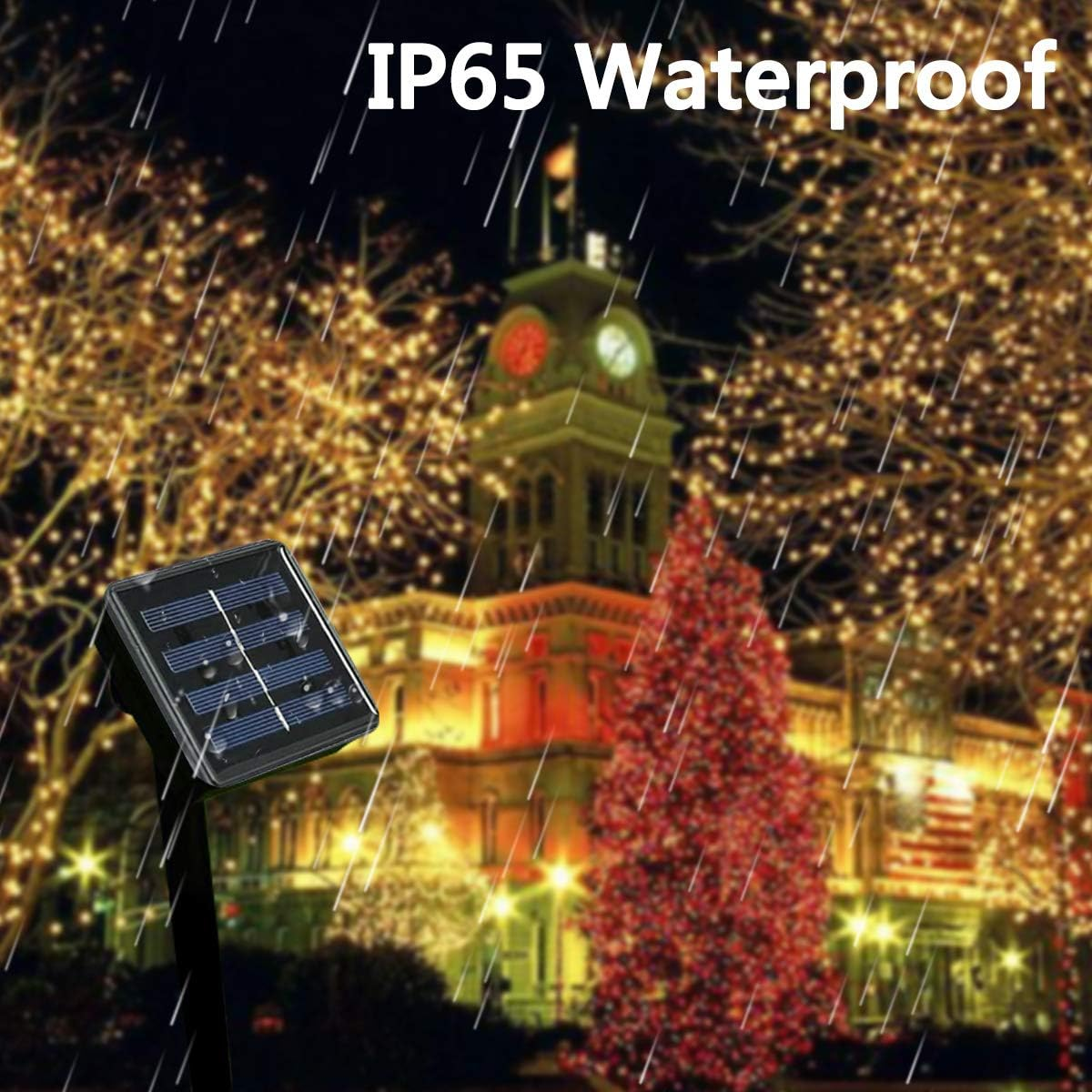 Nachtszenen mit einem Solarpanel im Vordergrund. Im Hintergrund ist ein Gebäude mit Lichtern beleuchtet, Weihnachtsbaum.