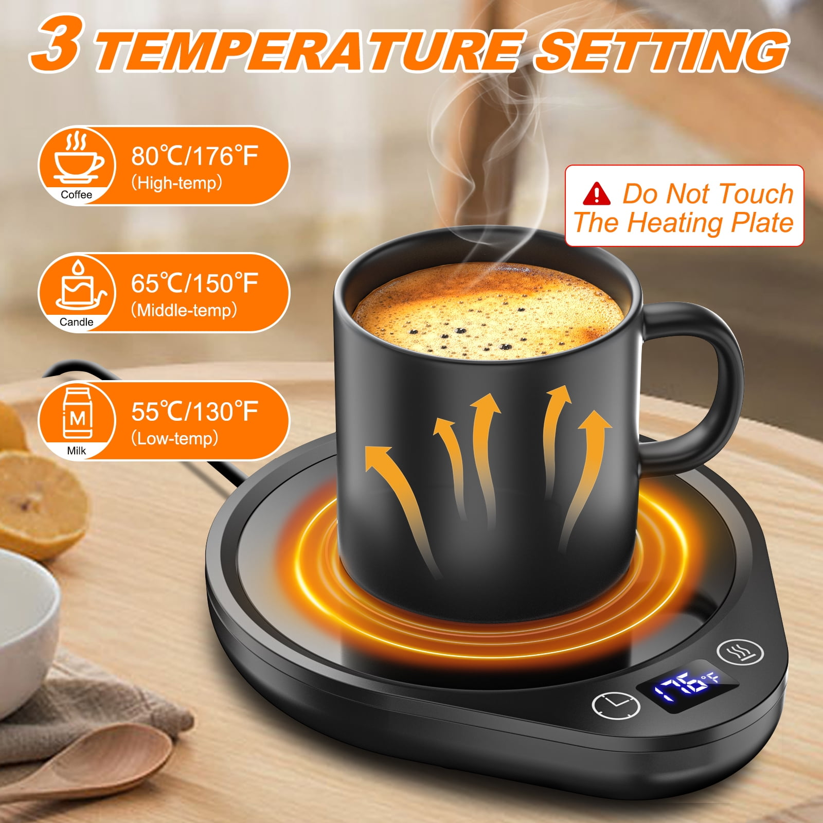 Ein schwarzer Becher mit Kaffee steht auf einem Wärmer. Etiketten zeigen Temperatureinstellungen für Kaffee, Kerze und Milch.