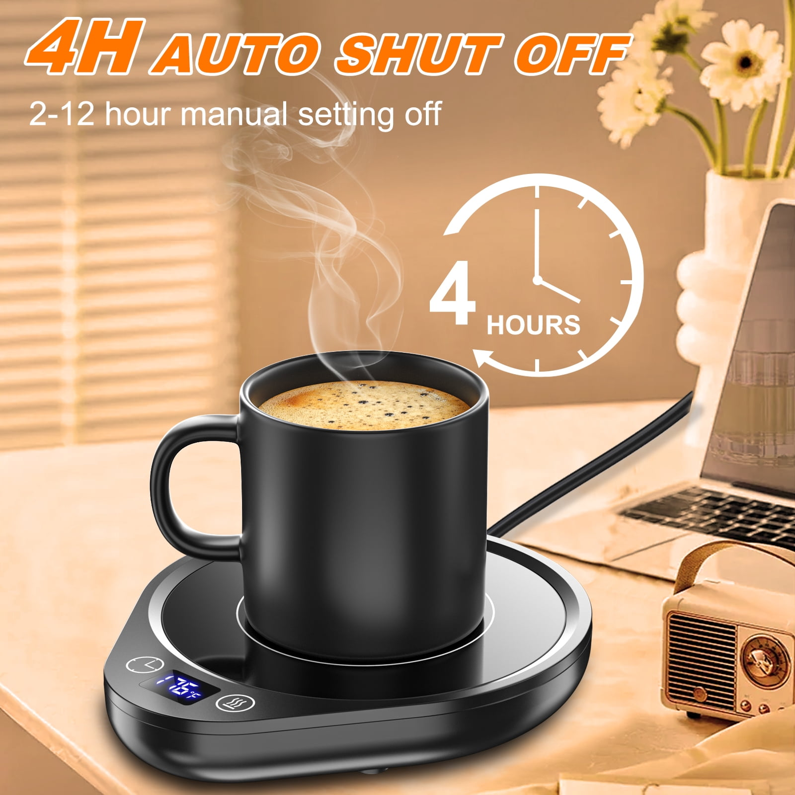 Ein schwarzer Becher mit Kaffee steht auf einem schwarzen Wärmer. Text zeigt eine 4-Stunden-Abschaltautomatik. Laptop und Blumen im Hintergrund.