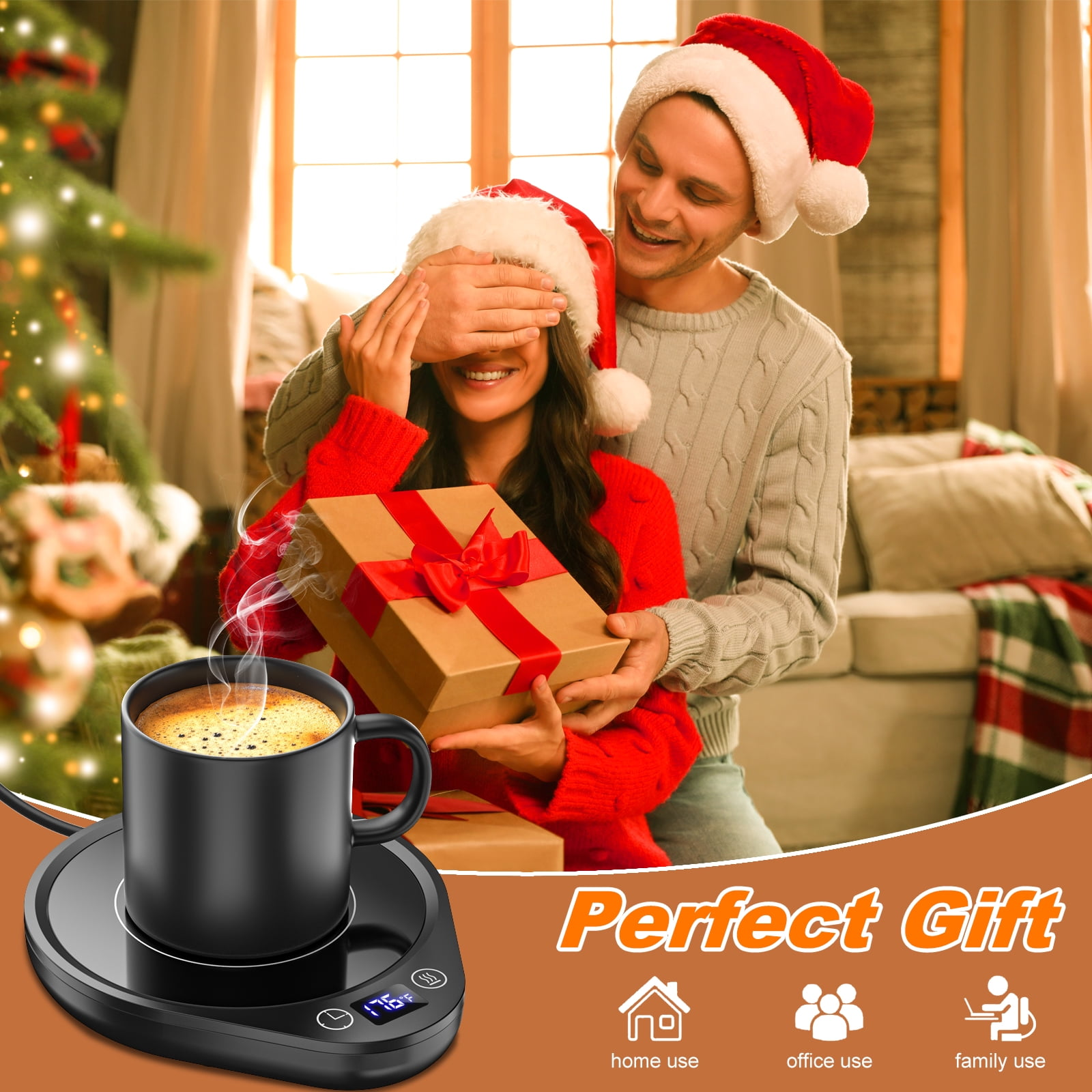 Ein Mann bedeckt die Augen einer Frau, die ein Geschenk hält. Eine Kaffeetasse steht auf einem Wärmer. Weihnachtsszene.
