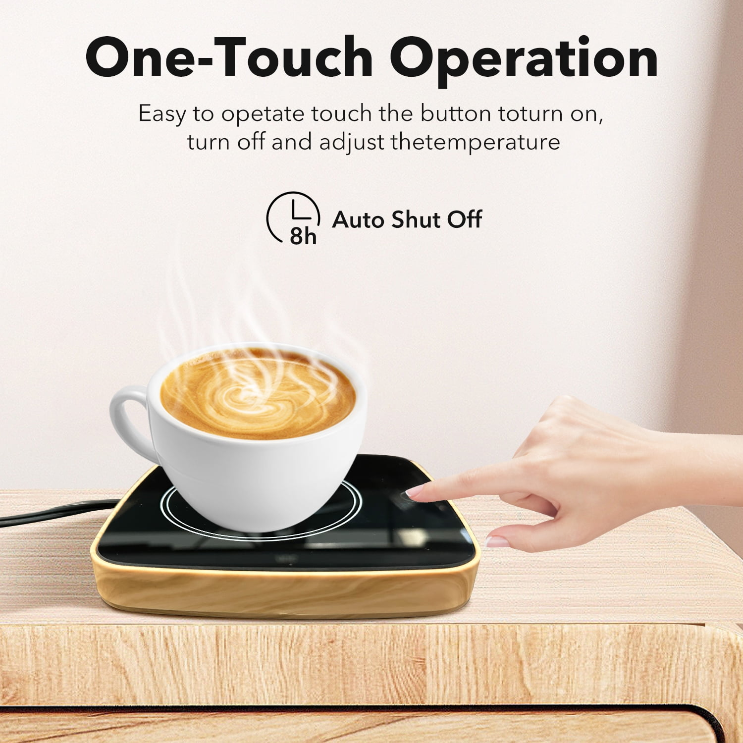 Eine Hand berührt eine Taste auf einem Kaffee-Warmhalter. Eine weiße Tasse mit Kaffee steht auf dem Wärmer. Text: One-Touch-Bedienung.