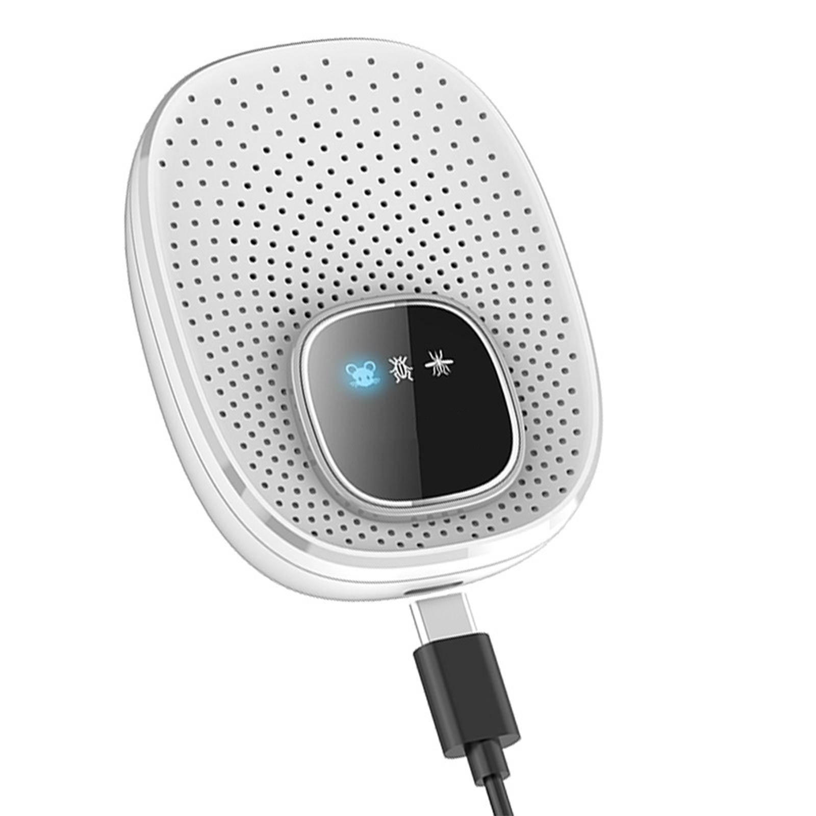 Ein weißes, ovales Gerät mit vielen Löchern. Ein schwarzes USB-C-Kabel ist an der Unterseite angeschlossen. Das Gerät hat einen schwarzen Bildschirm.
