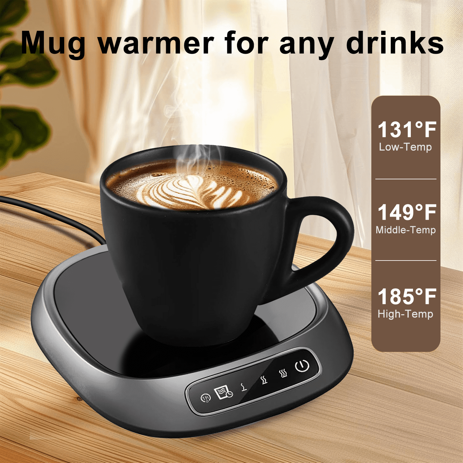Eine schwarze Tasse Kaffee steht auf einem Tassenwärmer. Temperaturen werden angezeigt. Im Hintergrund ein Holztisch und ein Fenster.