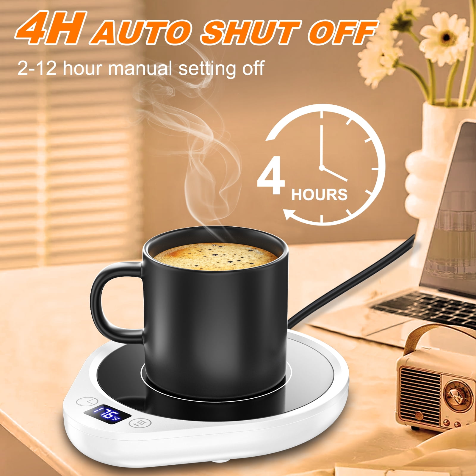 Ein schwarzer Becher mit Kaffee steht auf einem weißen Wärmer. Der Wärmer hat eine Digitalanzeige. Dampf steigt aus dem Kaffee auf.
