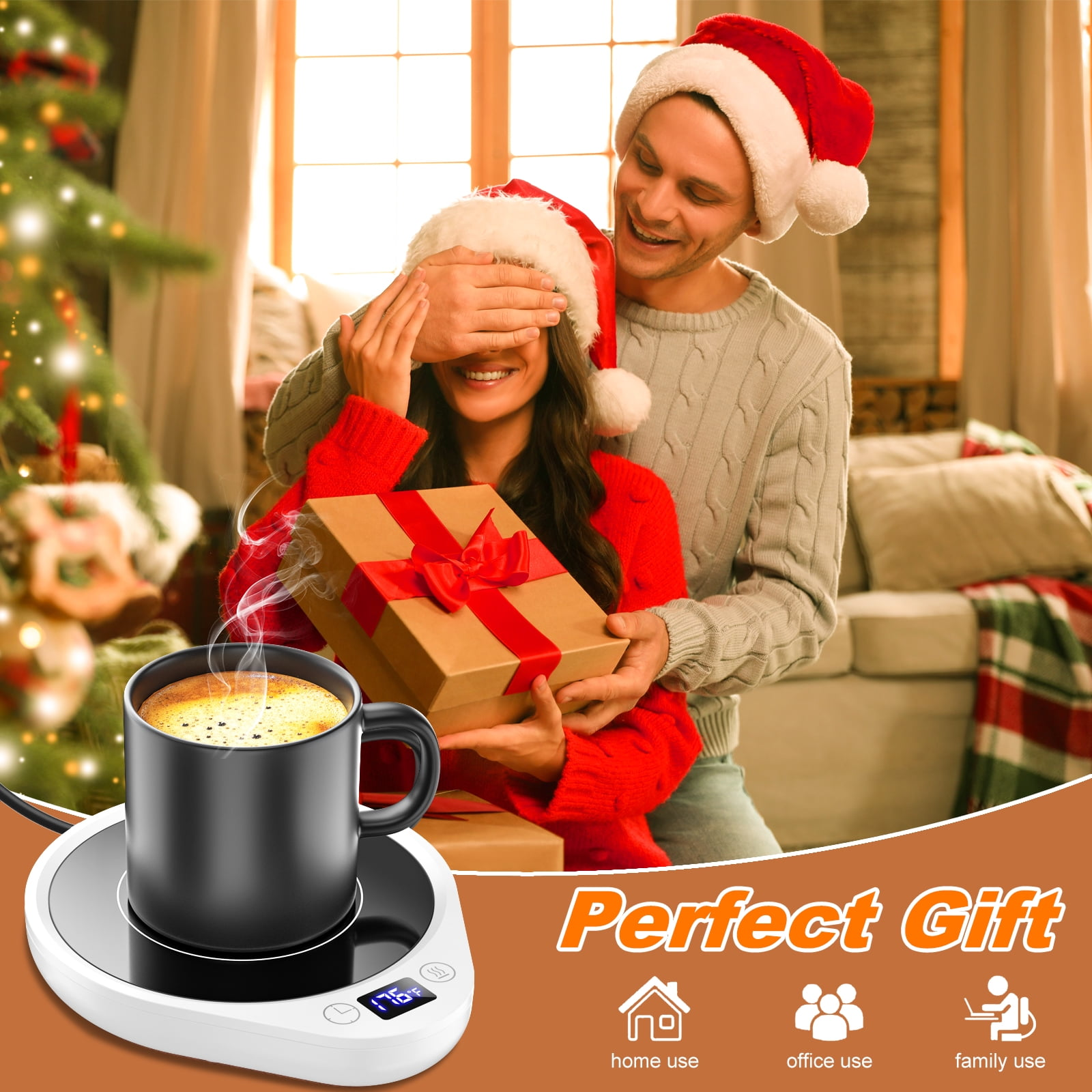 Ein Mann bedeckt die Augen einer Frau und hält ein Geschenk. Eine Kaffeetasse ist im Vordergrund. Weihnachten.