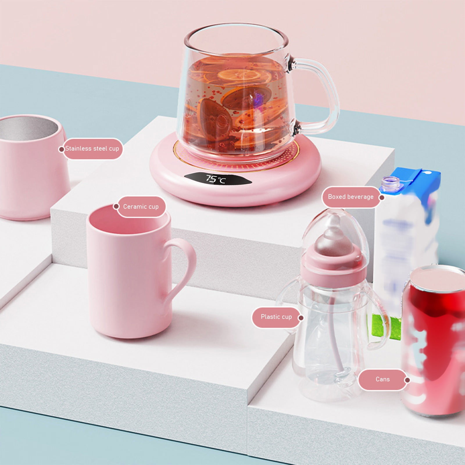 Ein klarer Glasbecher mit Tee steht auf einem rosa Wärmer. Rosa Tassen, eine Flasche und eine Dose sind ebenfalls vorhanden.