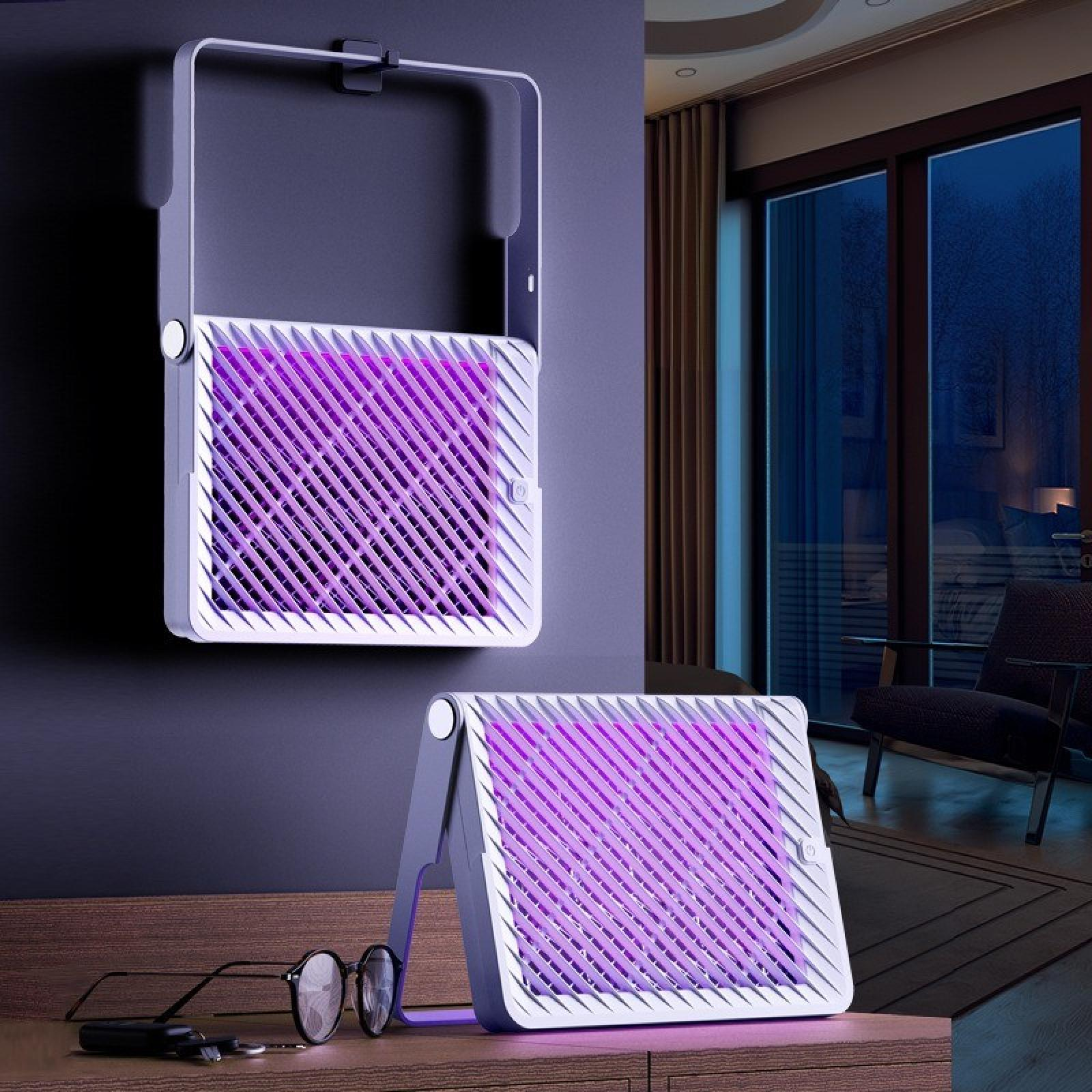 Zwei Insektenvernichter, einer hängt, einer steht auf einem Tisch, beide mit violettem Licht. Brille und Schlüssel liegen auf dem Tisch.