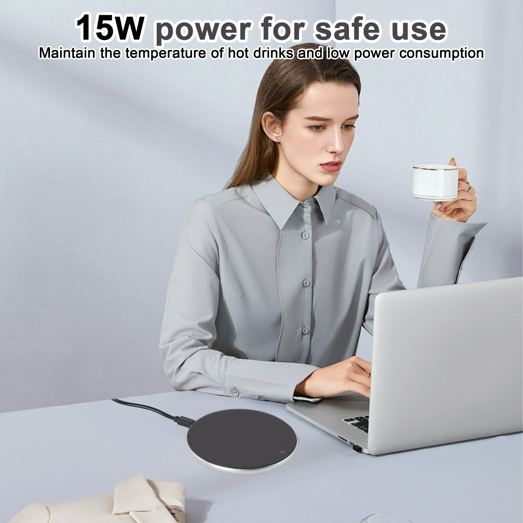 Frau am Schreibtisch mit Laptop, hält eine Kaffeetasse. Vorne liegt ein schwarzer Untersetzer. Text: '15W Leistung für sichere Anwendung'.