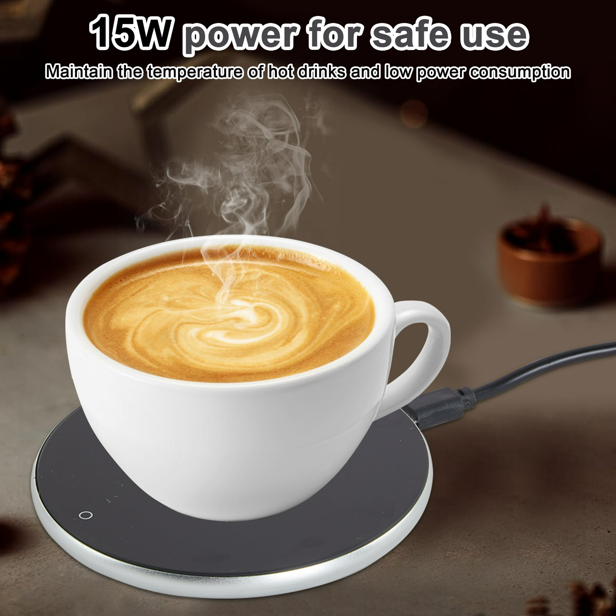 Eine weiße Tasse Latte auf einem schwarzen Untersetzer mit Netzkabel, Dampf steigt auf. Text: 15W Leistung für sichere Anwendung.