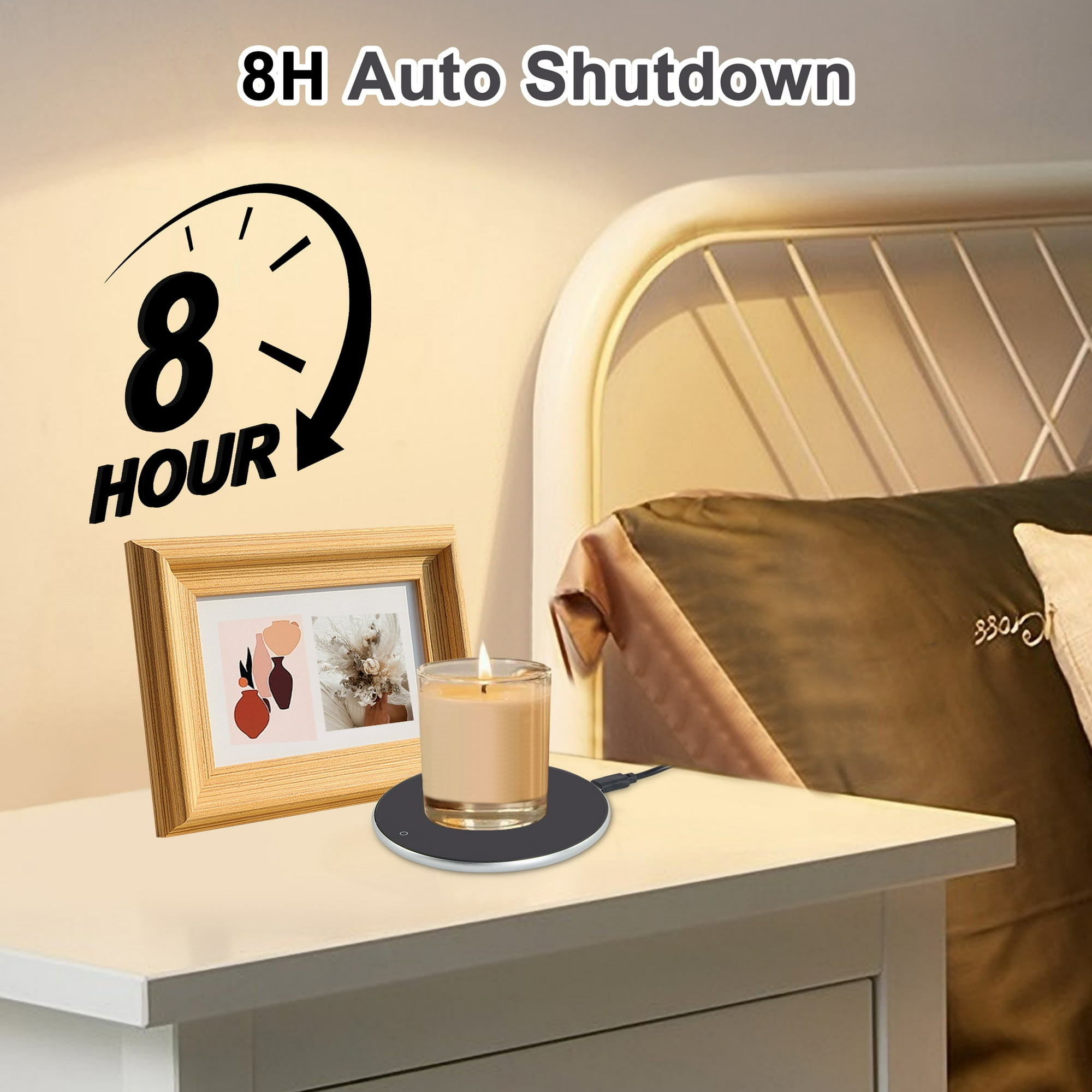Eine brennende Kerze in einem Glas auf einem Wärmer. Ein gerahmtes Bild und ein Bett sind im Hintergrund. Der Text lautet 8H Auto Shutdown.