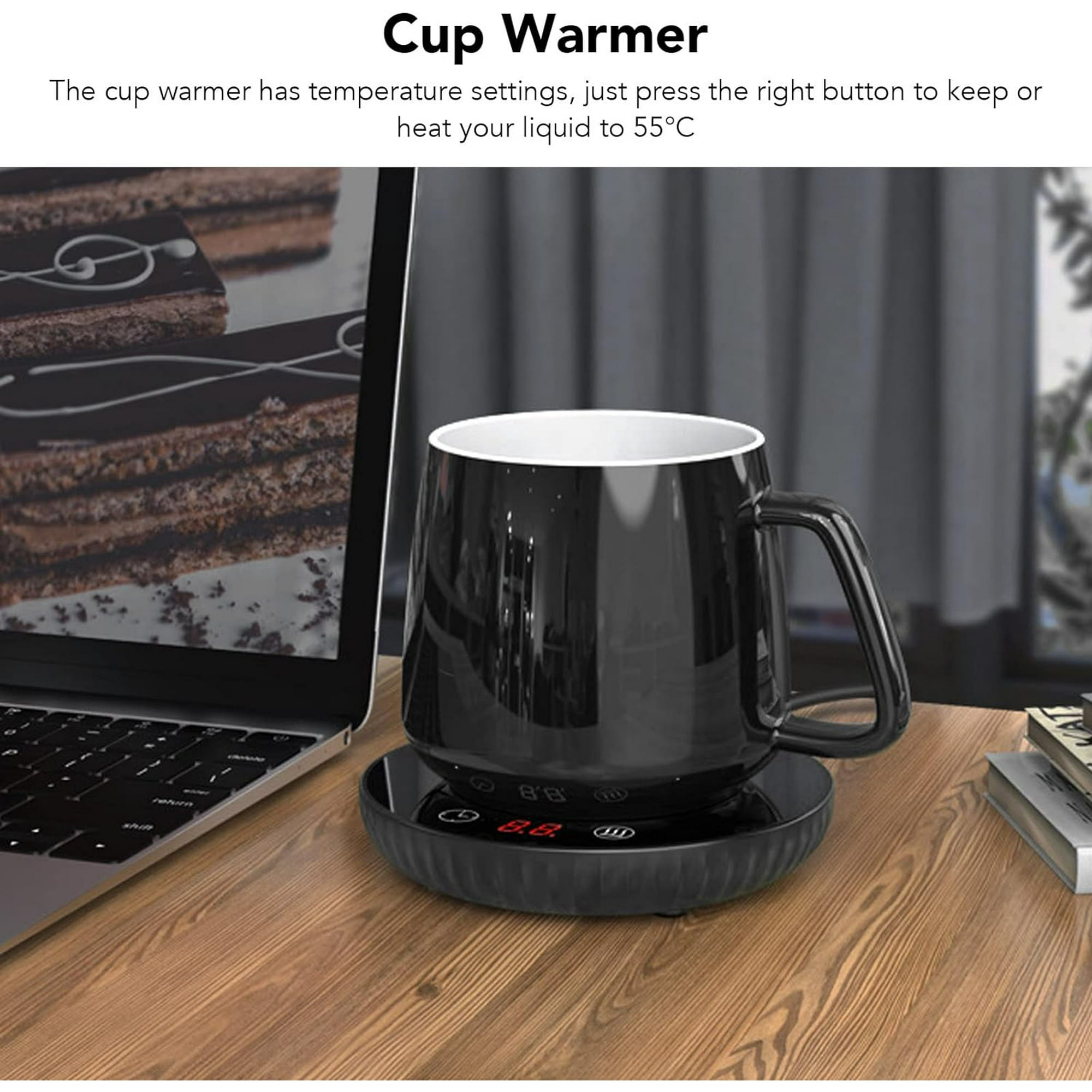 Ein schwarzer Becher auf einem Wärmer neben einem Laptop. Der Wärmer zeigt eine rote Zahl. Der Tisch ist aus Holz.